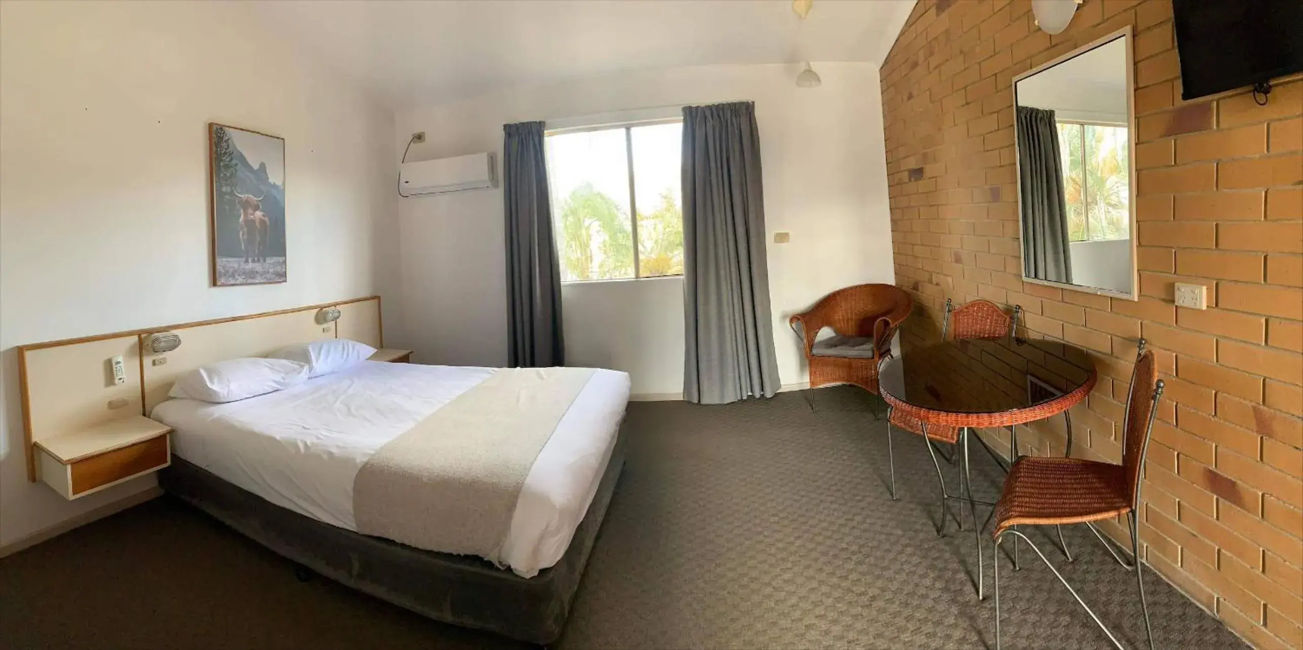 Queen Room in Wild Scotsman Motor Inn Gin Gin QLD Queen Room in Wild Scotsman Motor Inn Gin Gin QLD