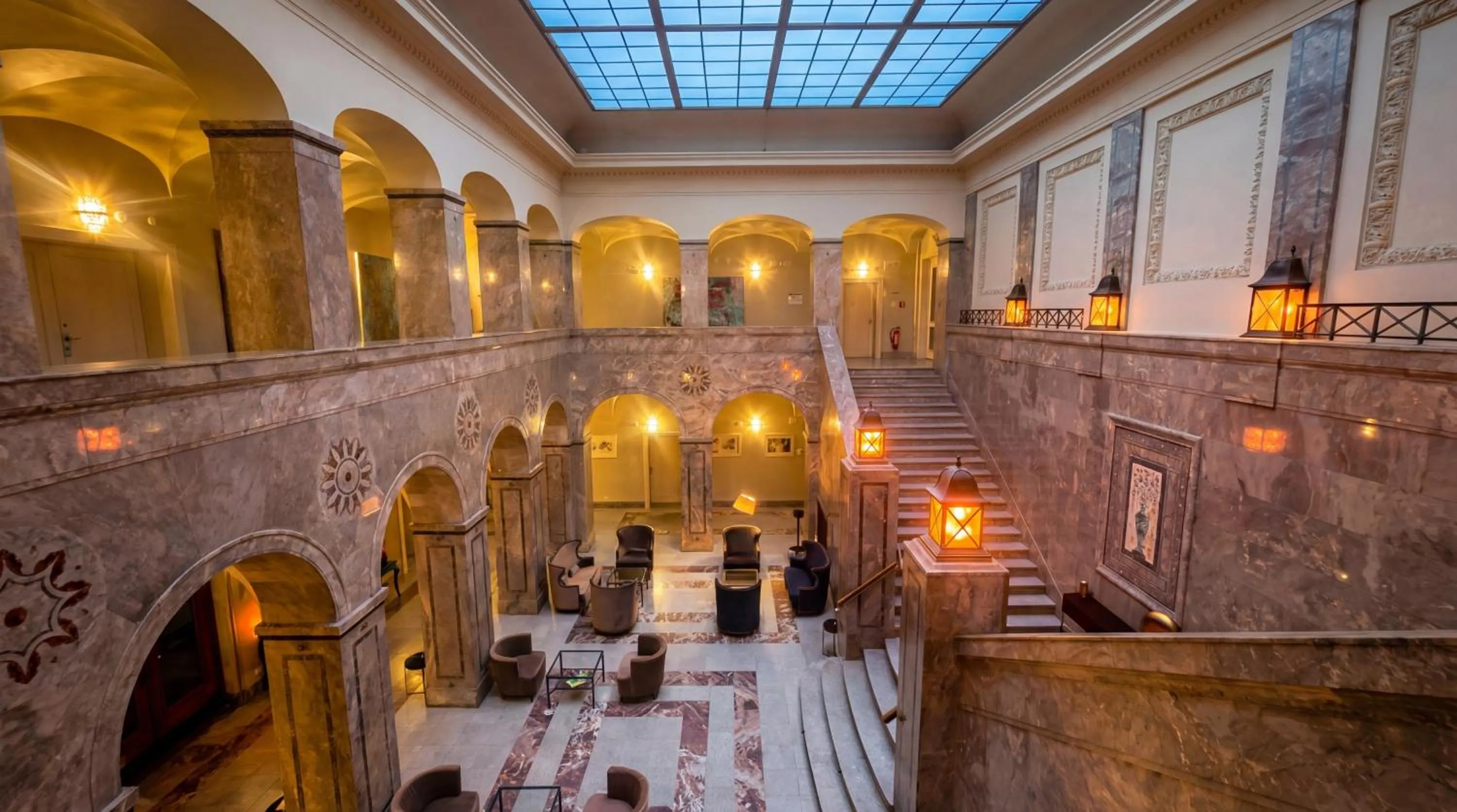 Lobby or reception in H24 Parkhotel Thale