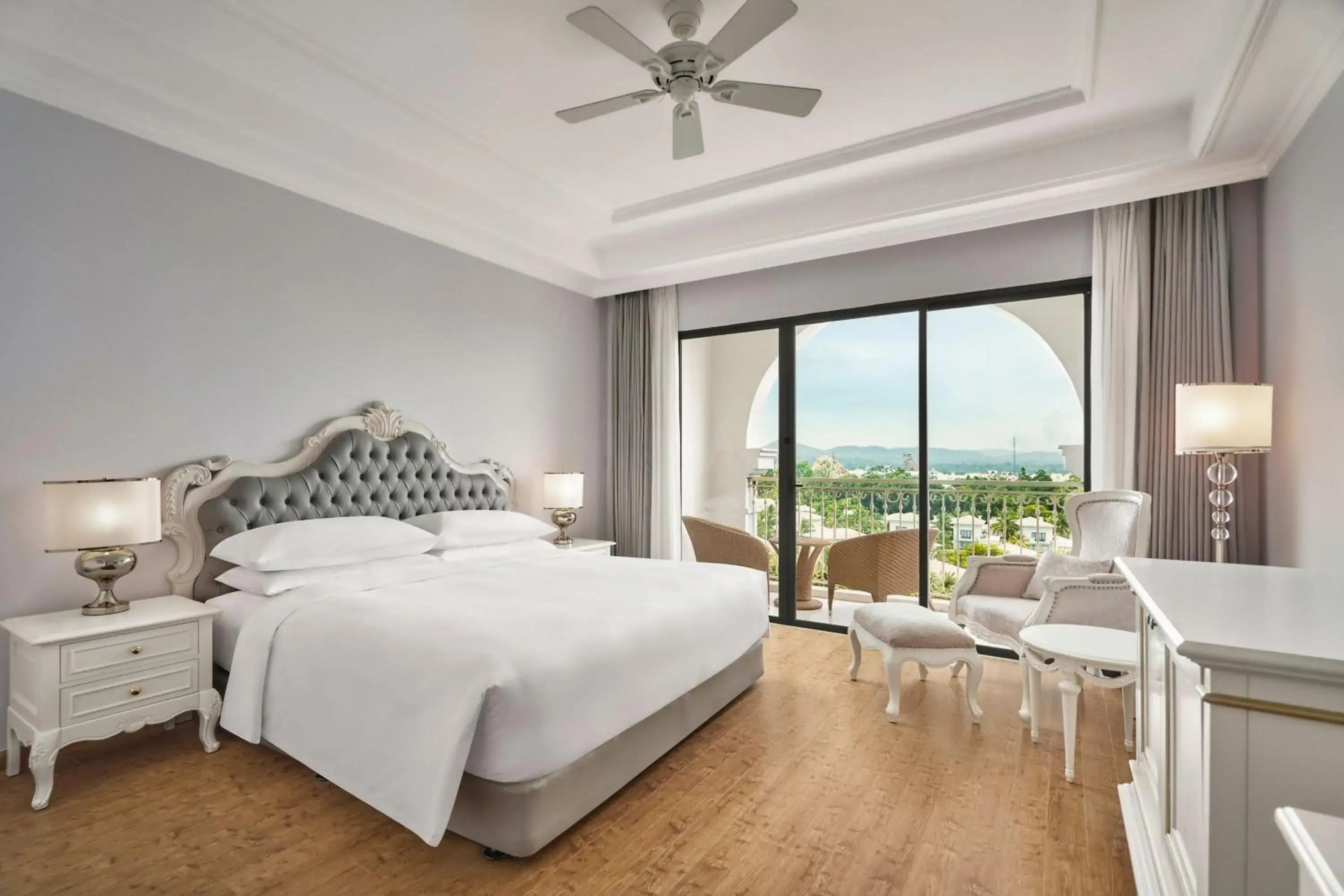 Deluxe King Room with Balcony and Garden View in Sheraton Phu Quoc Long Beach Resort Deluxe King Room with Balcony and Garden View in Sheraton Phu Quoc Long Beach Resort