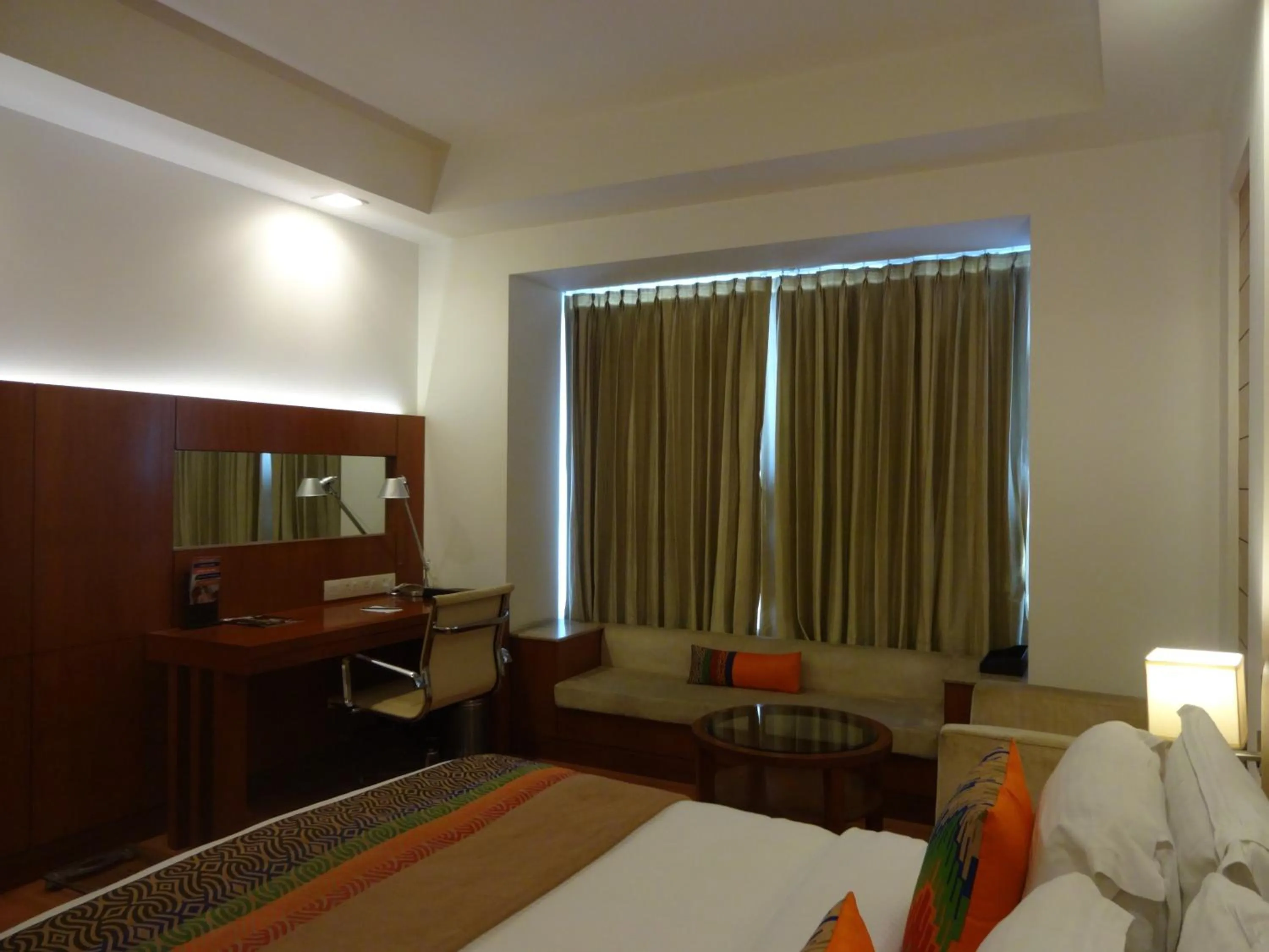 Seating area, Bed in Fortune Park Orange, Sidhrawali, Gurugram - Member ITC Hotels' Group