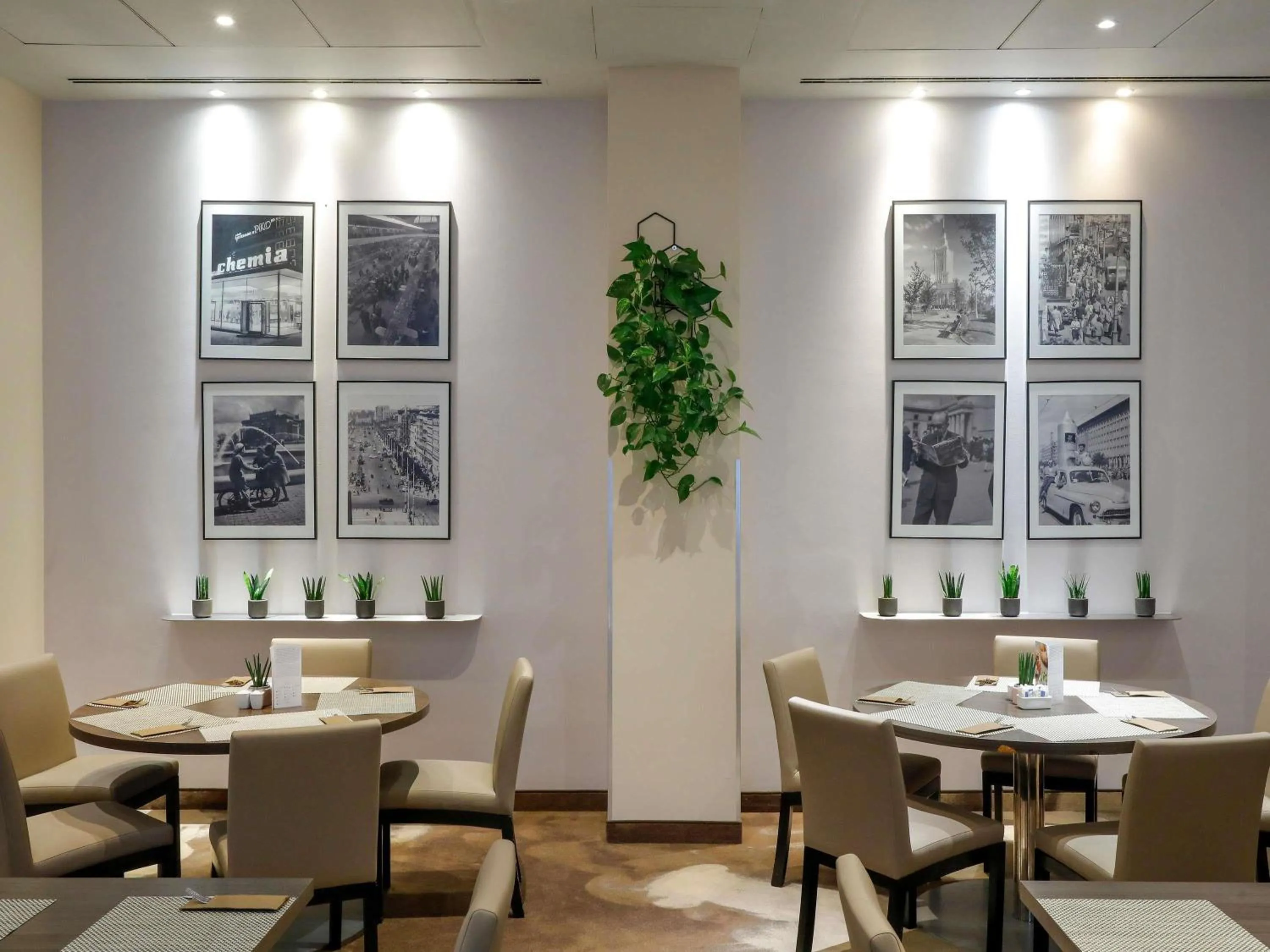 Restaurant/places to eat in Mercure Warszawa Grand