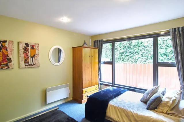 Shower, Bed in Harbour Lodge