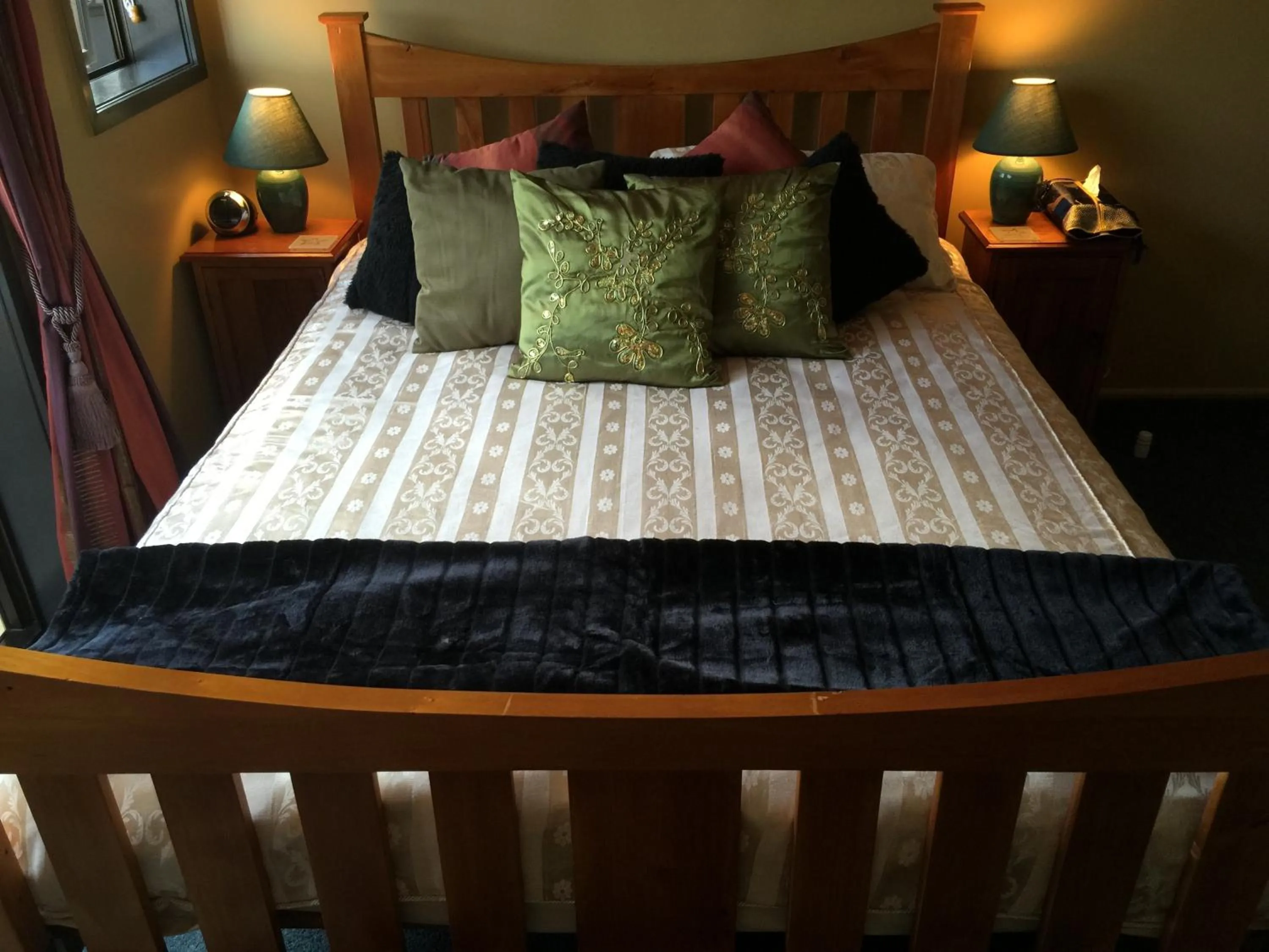 Shower, Bed in Harbour Lodge