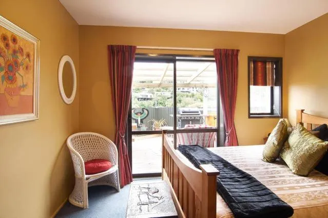 Shower, Bed in Harbour Lodge