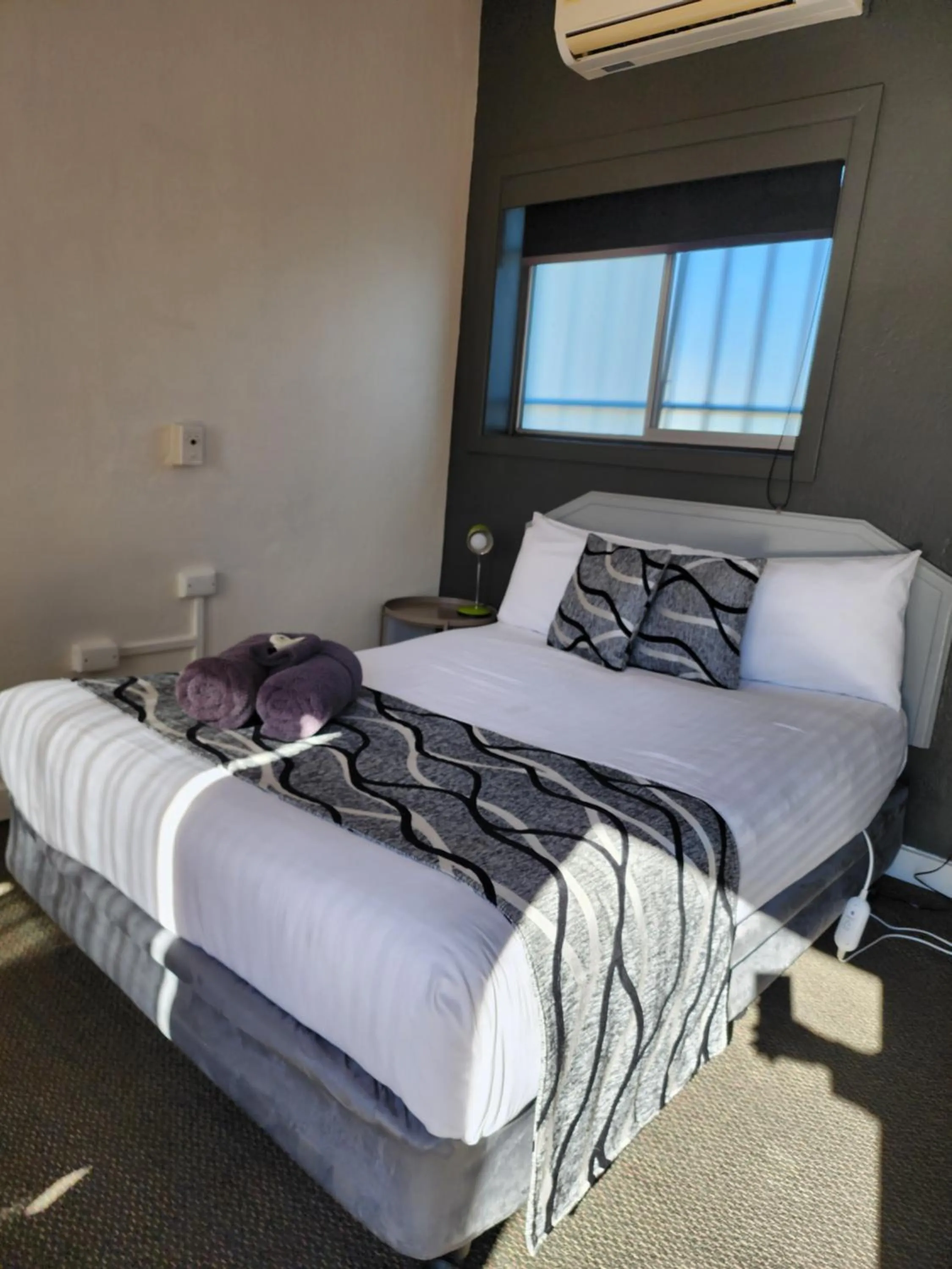 Bed in Inverell Motel