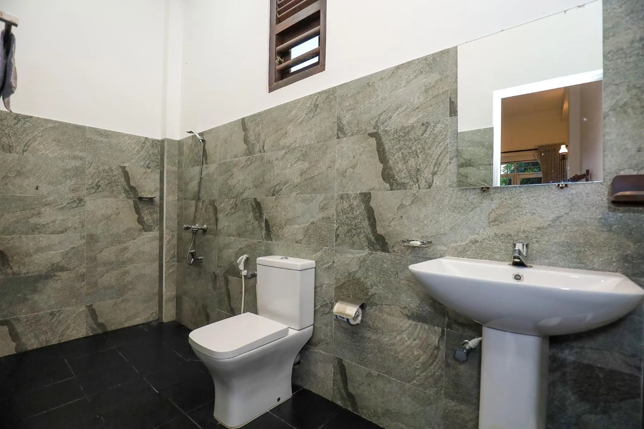 Shower in Tinara River Inn, Weligama