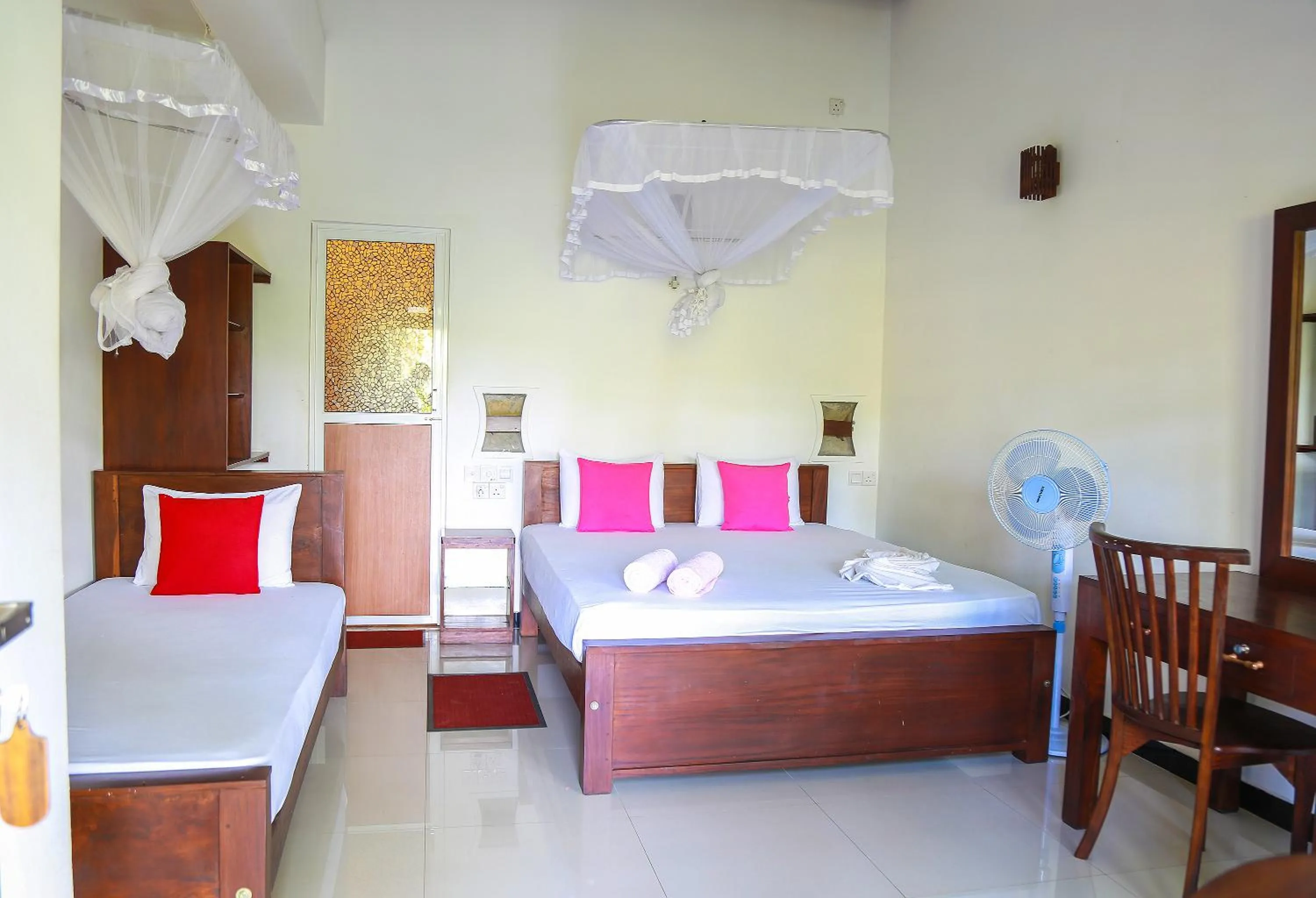 Photo of the whole room, Bed in Tinara River Inn, Weligama