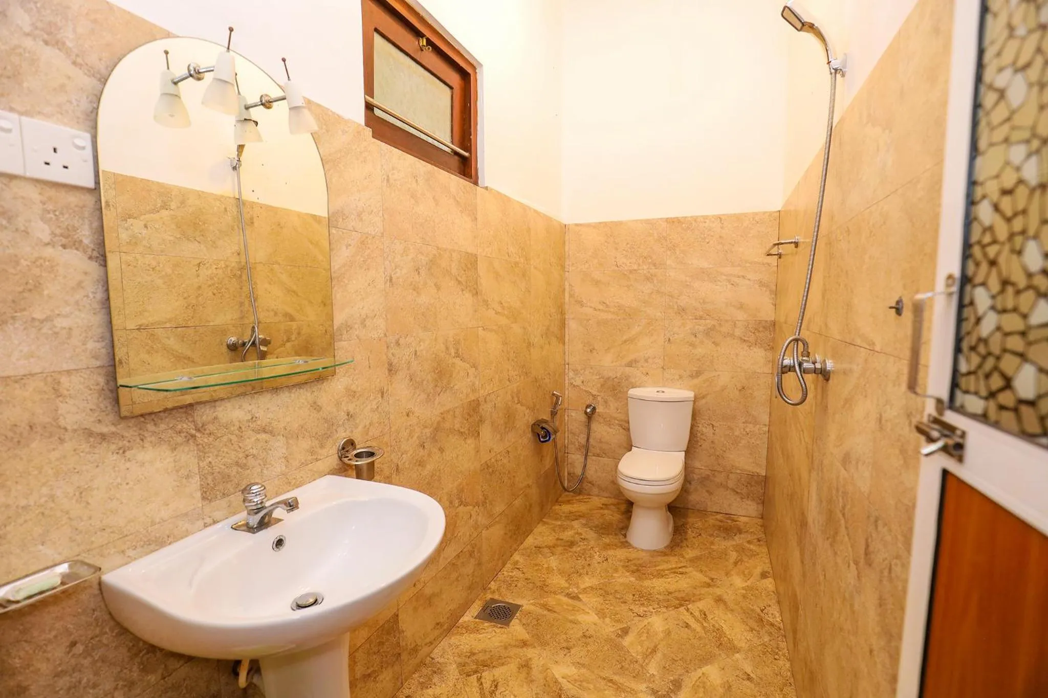 Shower in Tinara River Inn, Weligama