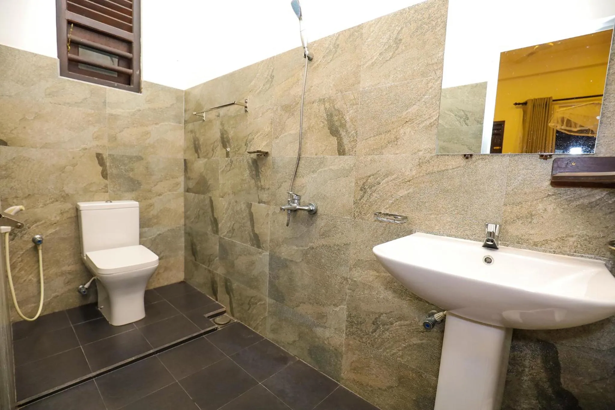 Shower in Tinara River Inn, Weligama