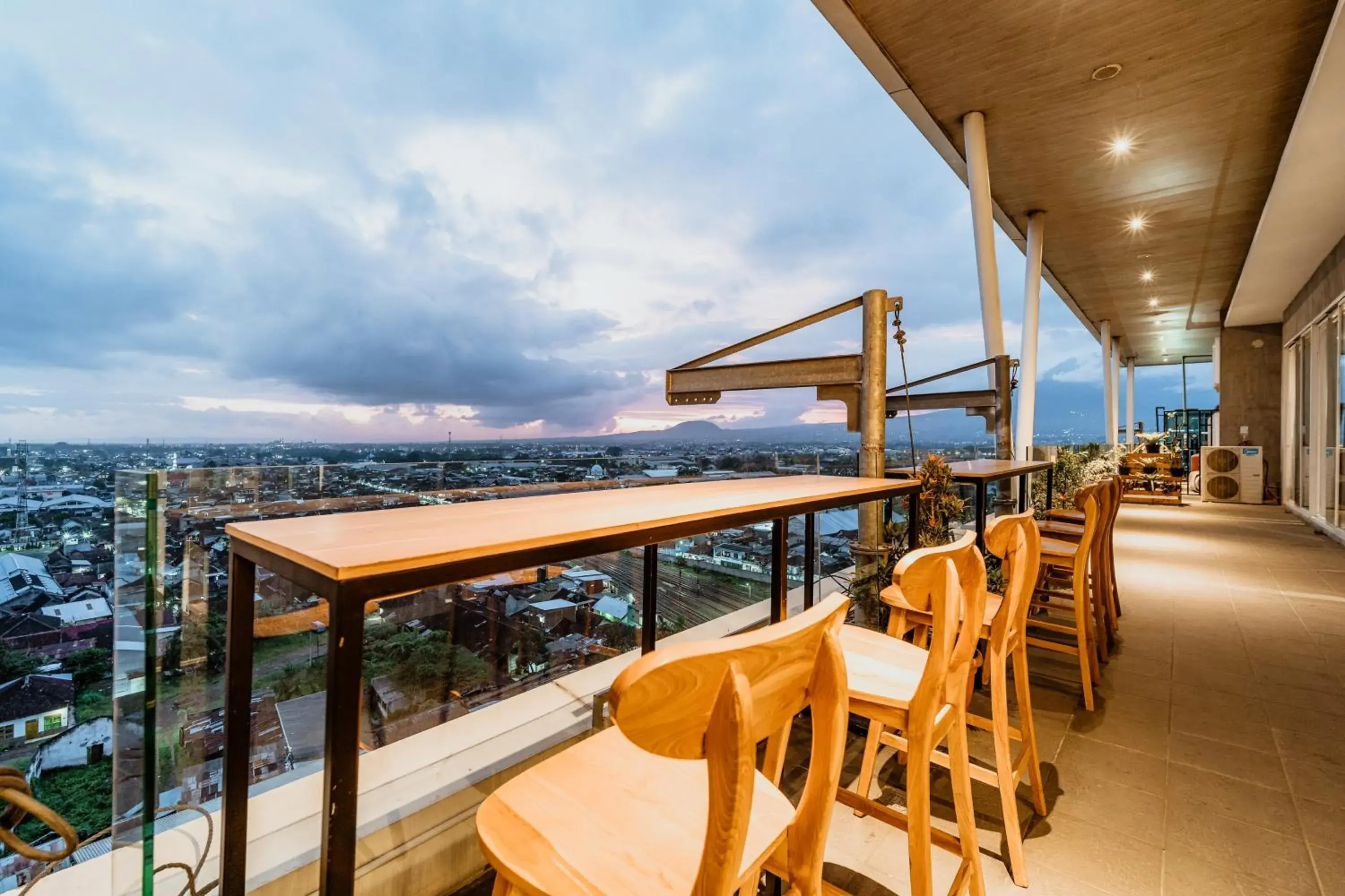 Lounge or bar in Ascent Premiere Hotel and Convention Lounge or bar in Ascent Premiere Hotel and Convention