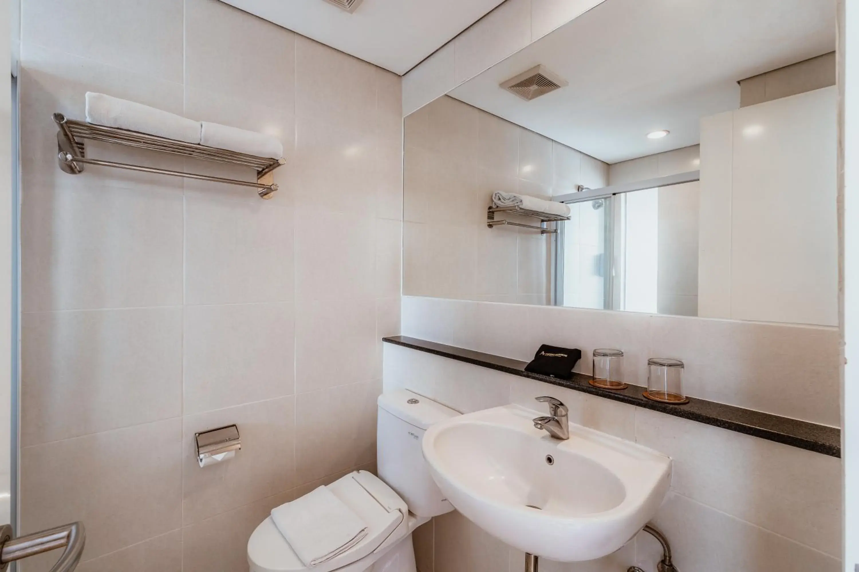 Bathroom in Ascent Premiere Hotel and Convention Bathroom in Ascent Premiere Hotel and Convention