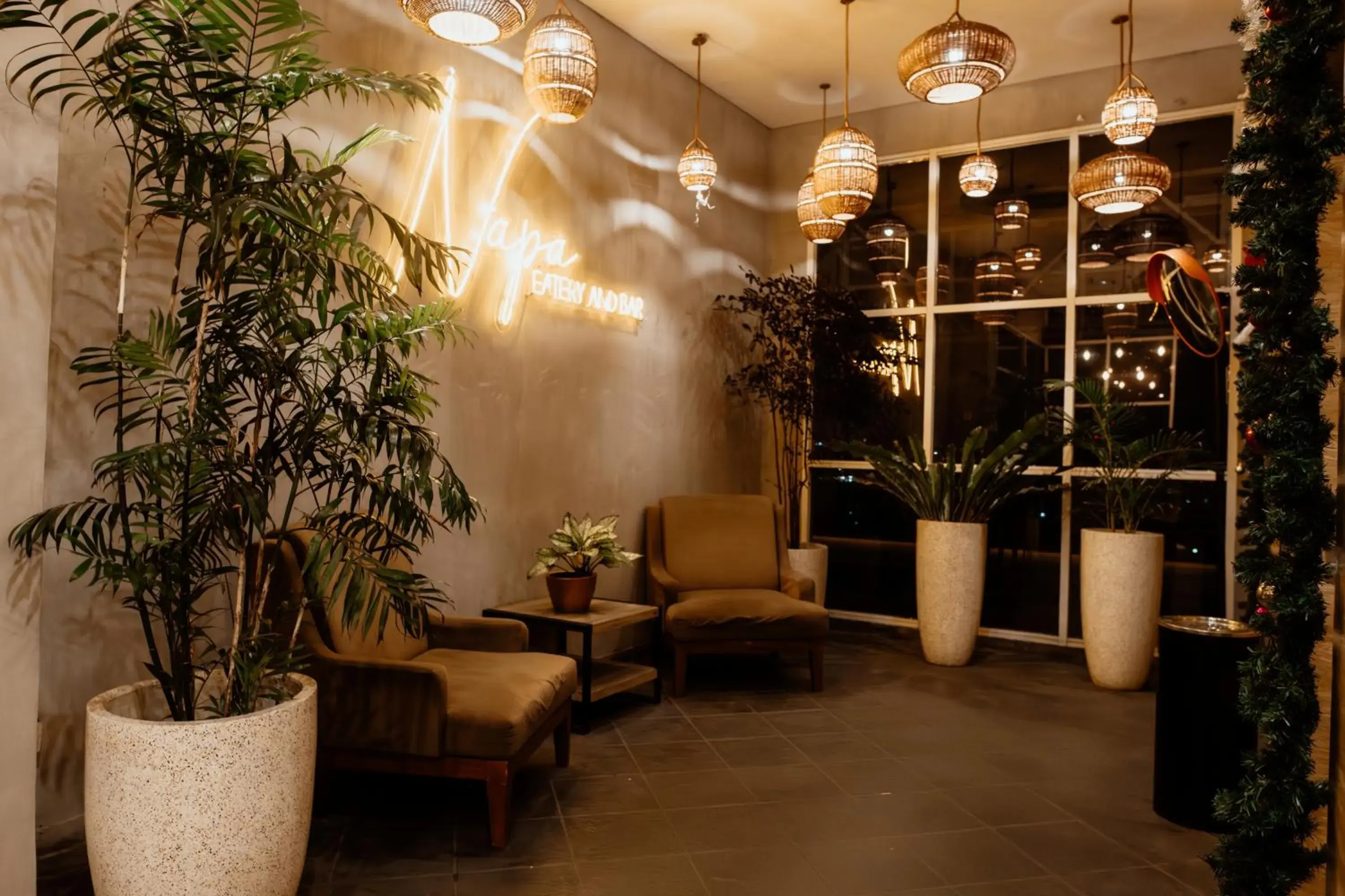 Lounge or bar in Ascent Premiere Hotel and Convention Lounge or bar in Ascent Premiere Hotel and Convention