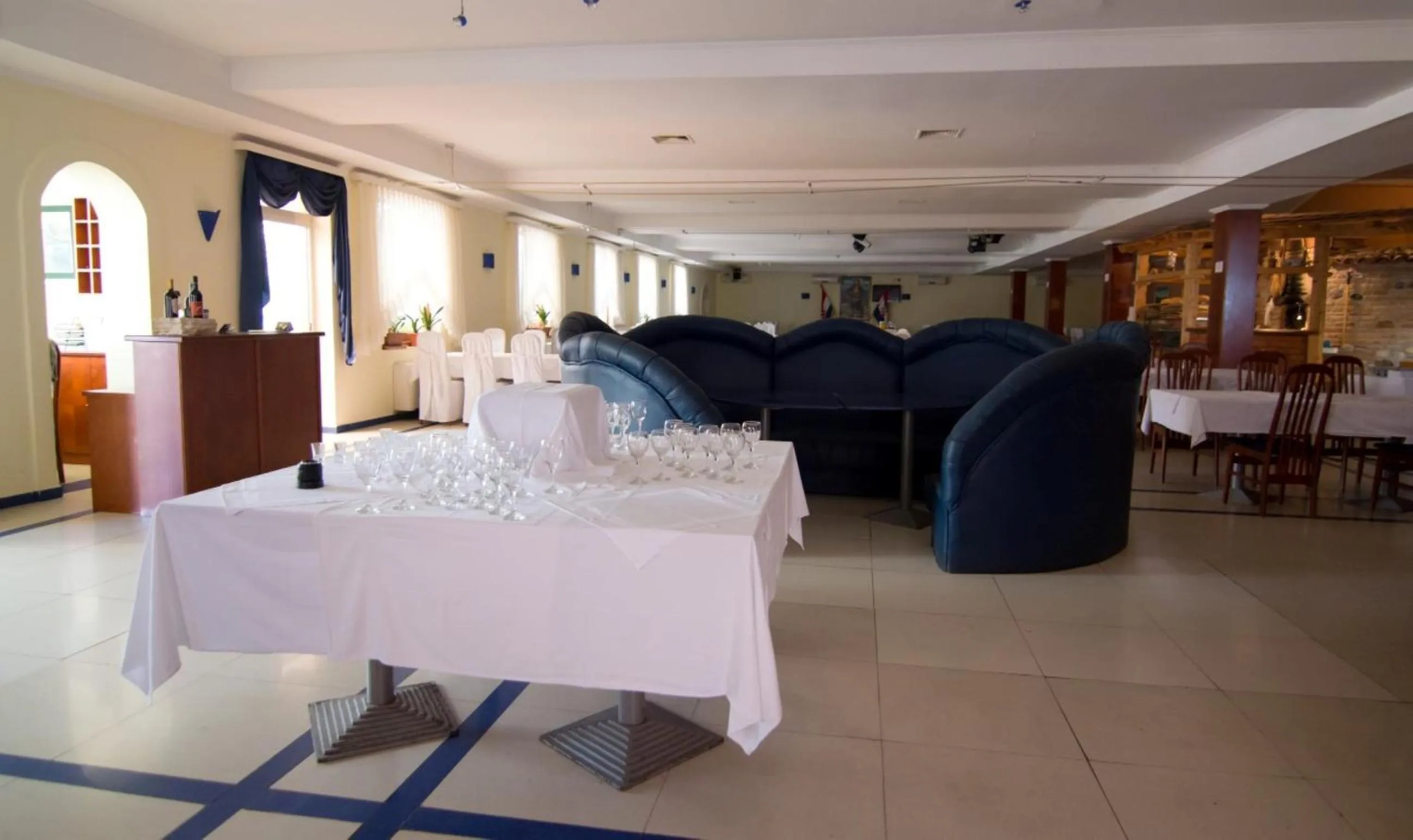 Restaurant/places to eat in Hotel Ana