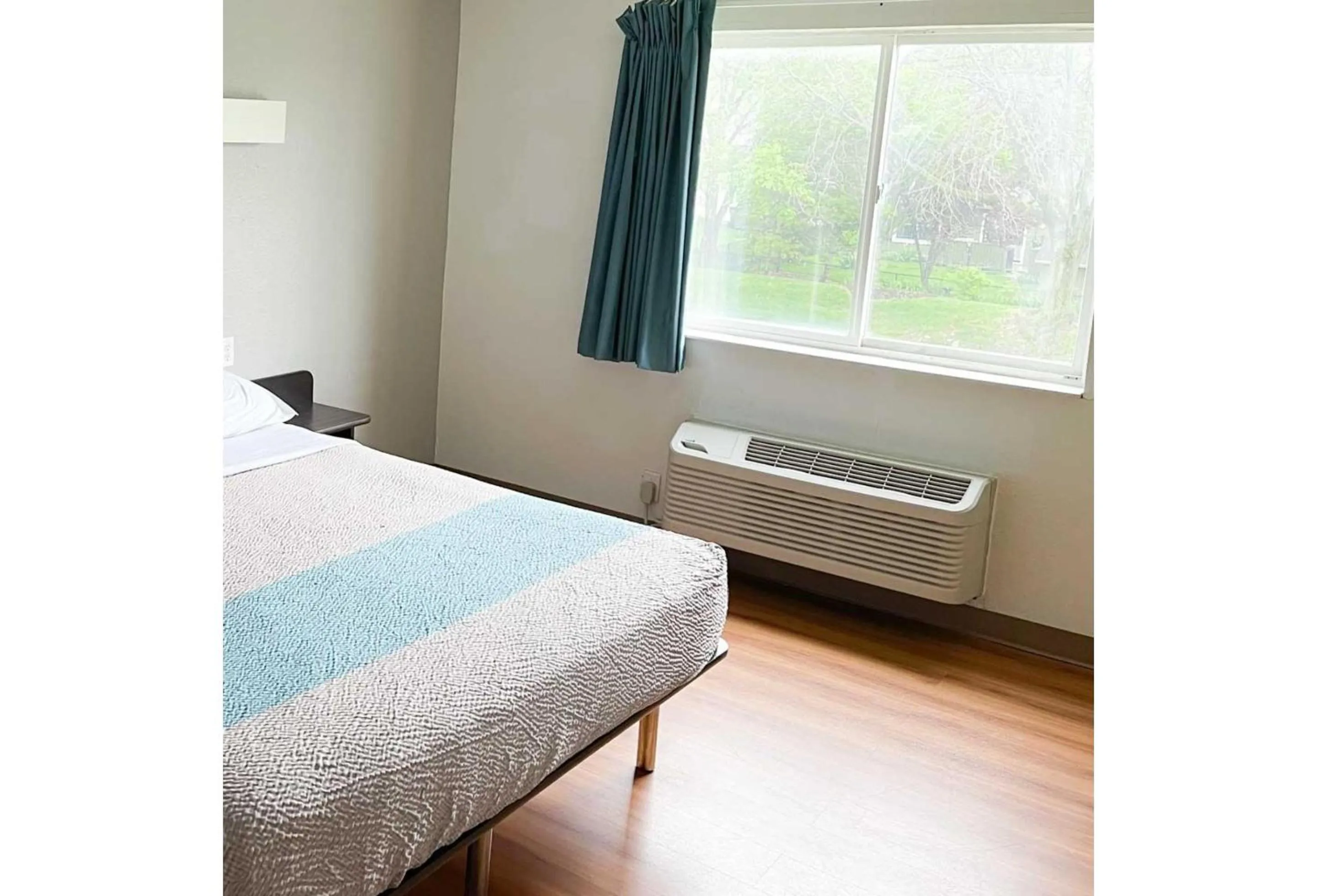 Photo of the whole room, Bed in Studio 6 Indianapolis, IN - Southport