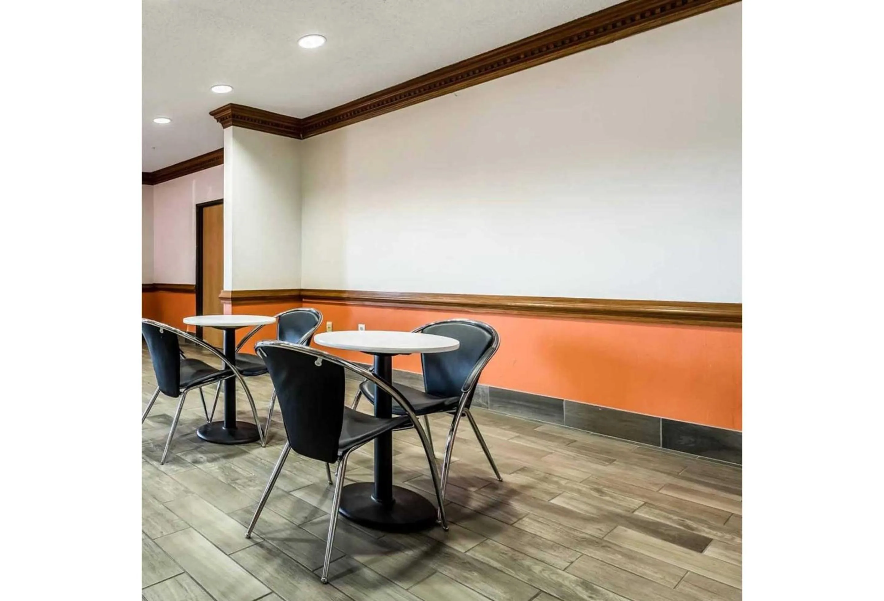 Seating area in Studio 6 Indianapolis, IN - Southport