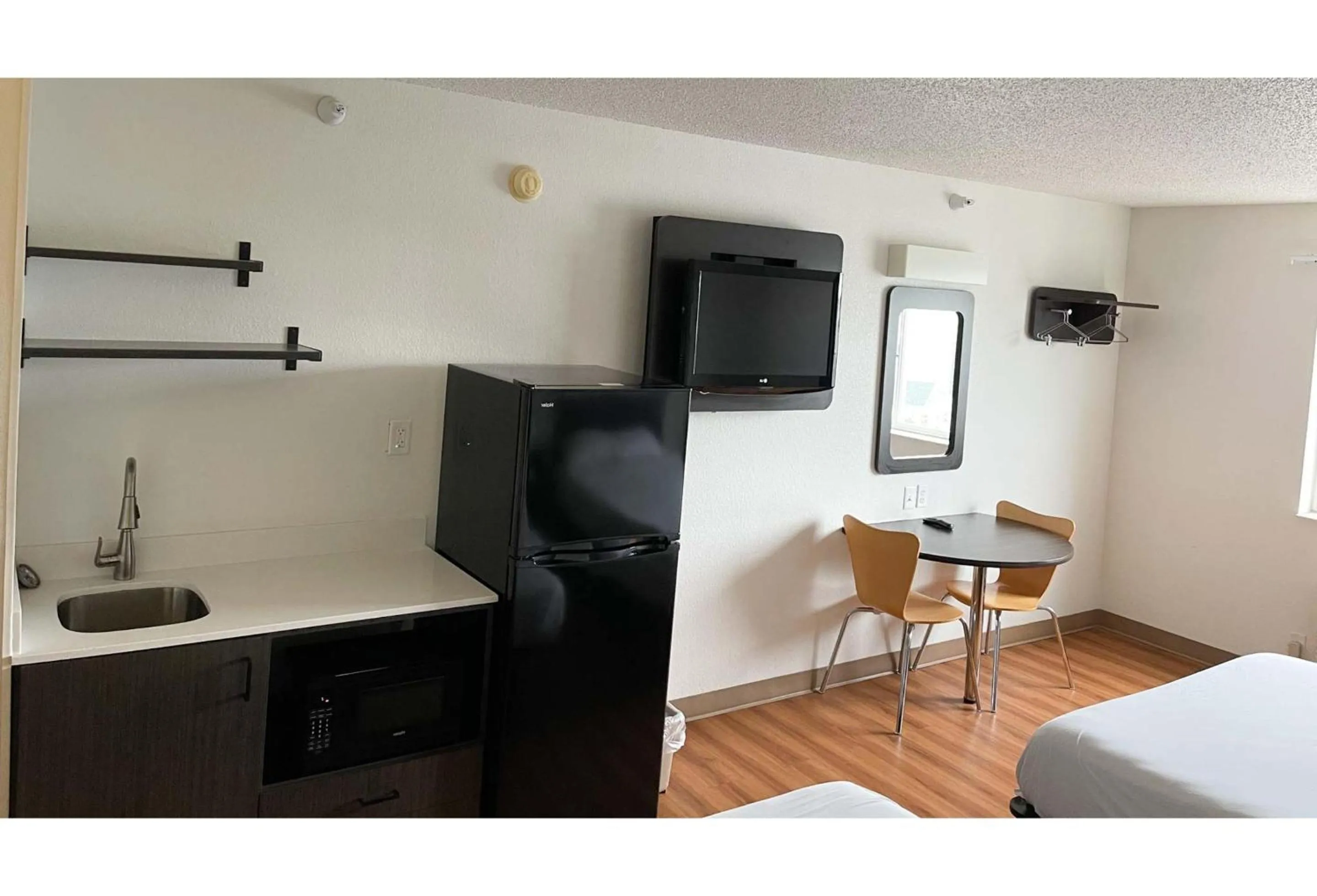 Photo of the whole room in Studio 6 Indianapolis, IN - Southport