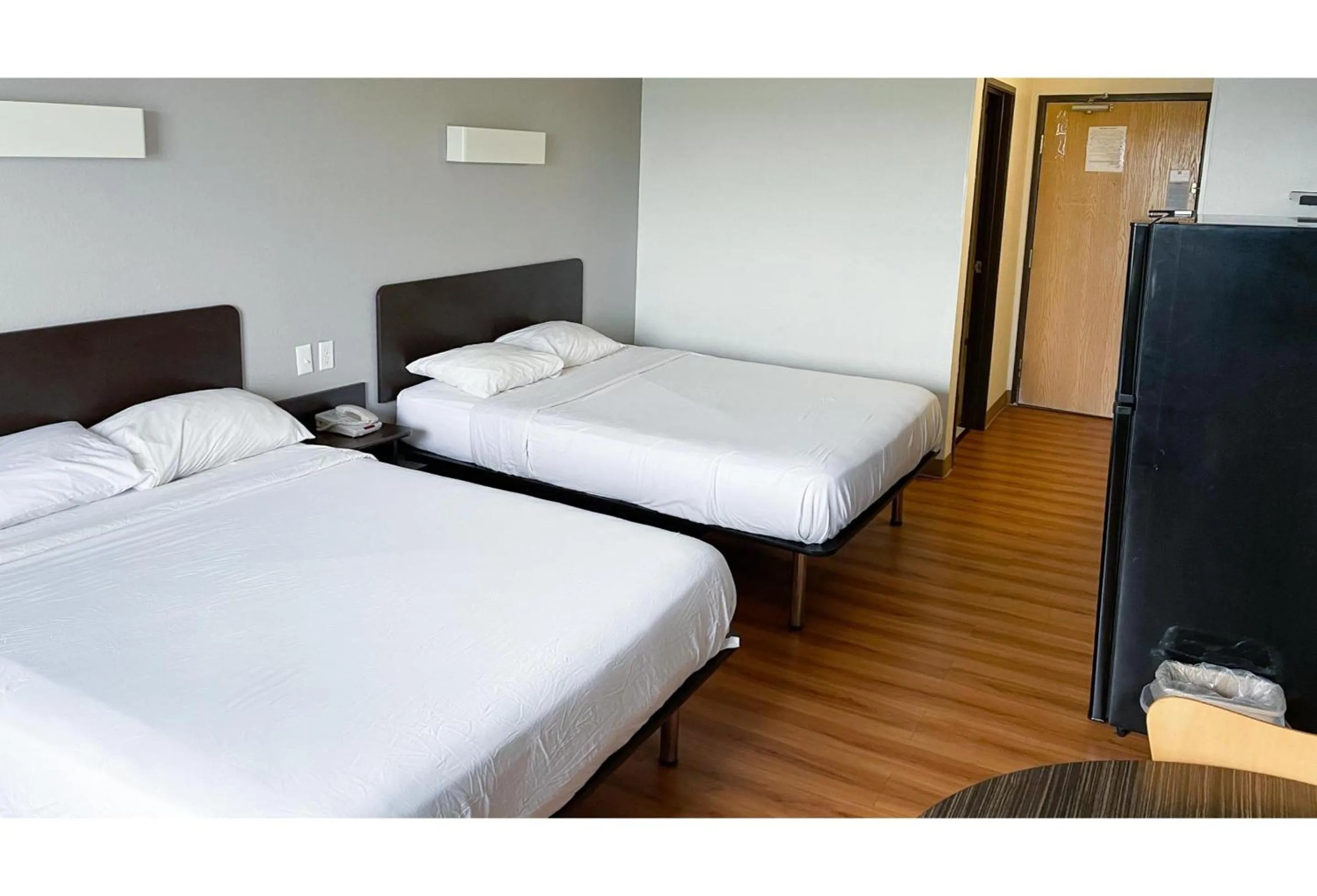 Photo of the whole room, Bed in Studio 6 Indianapolis, IN - Southport