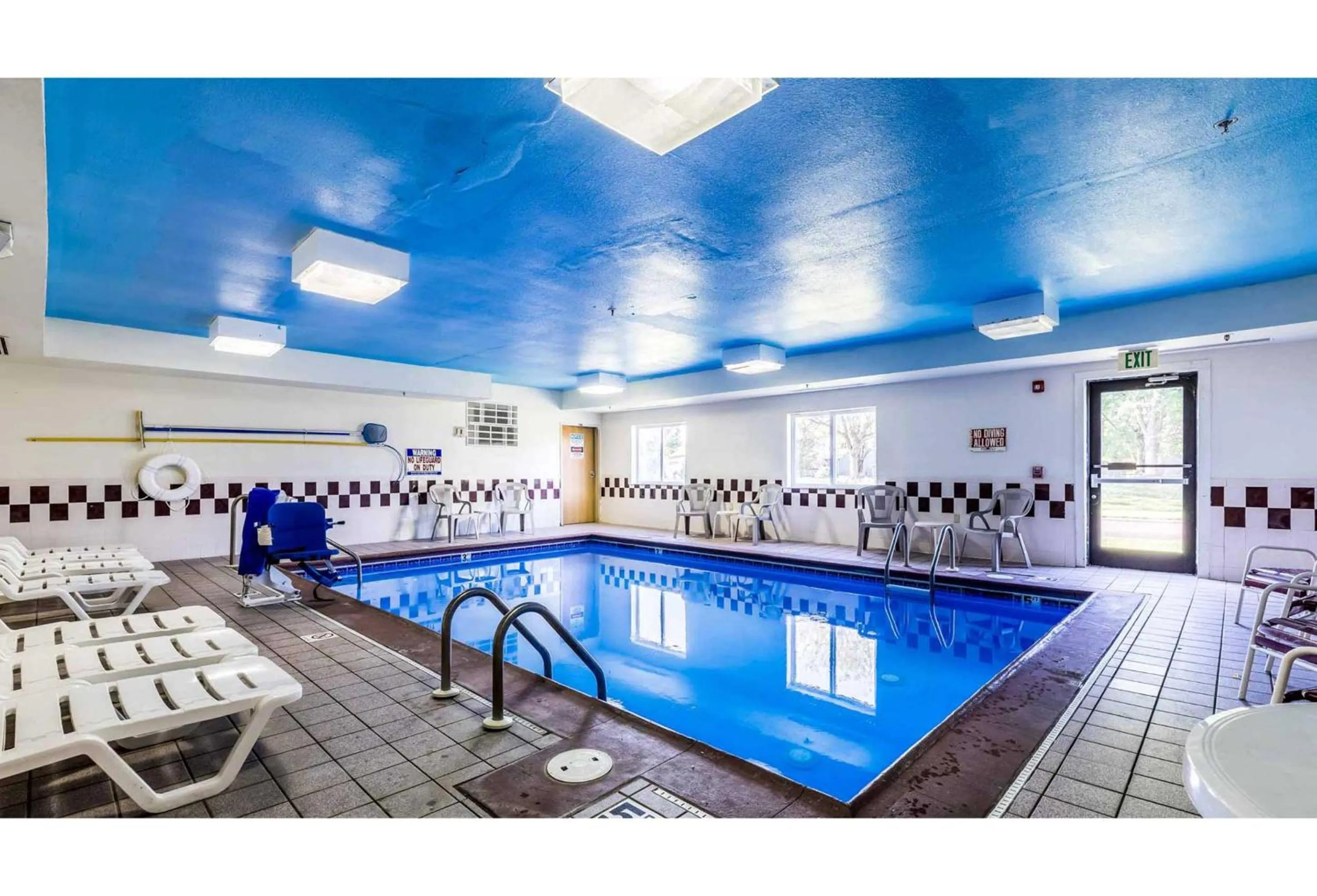 Swimming pool in Studio 6 Indianapolis, IN - Southport