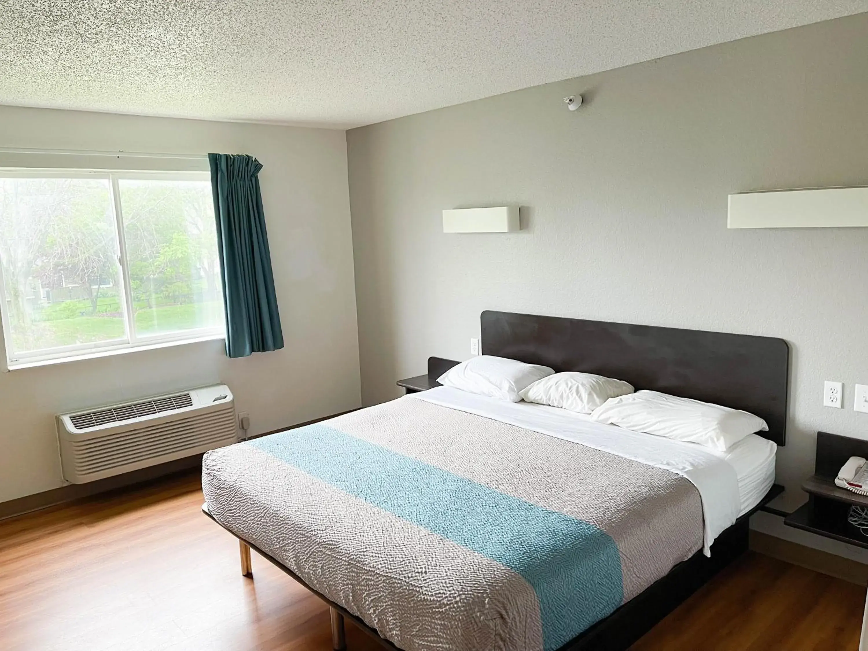 King Room in Studio 6 Indianapolis, IN - Southport King Room in Studio 6 Indianapolis, IN - Southport