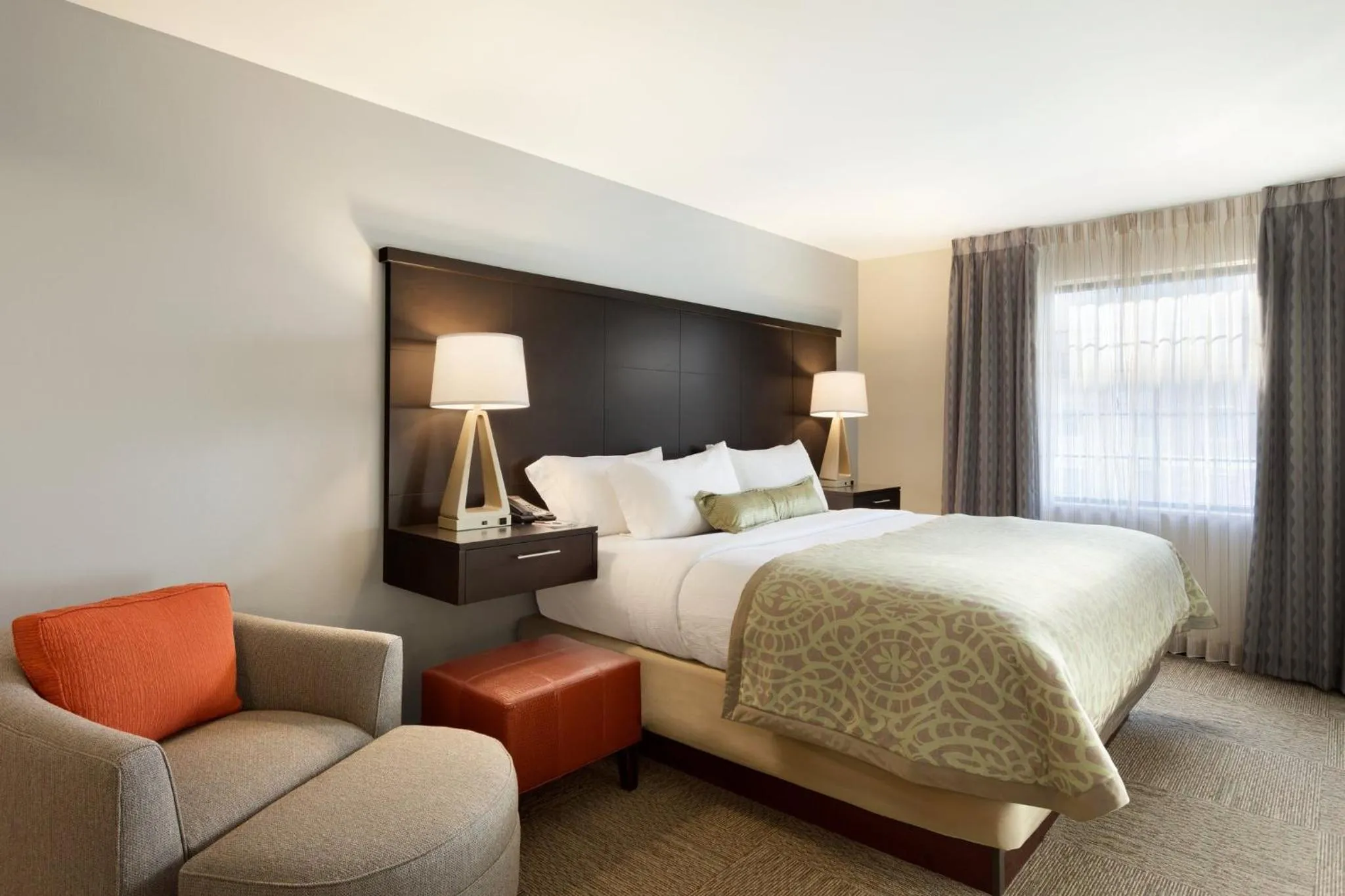 Photo of the whole room, Bed in Staybridge Suites Midland by IHG