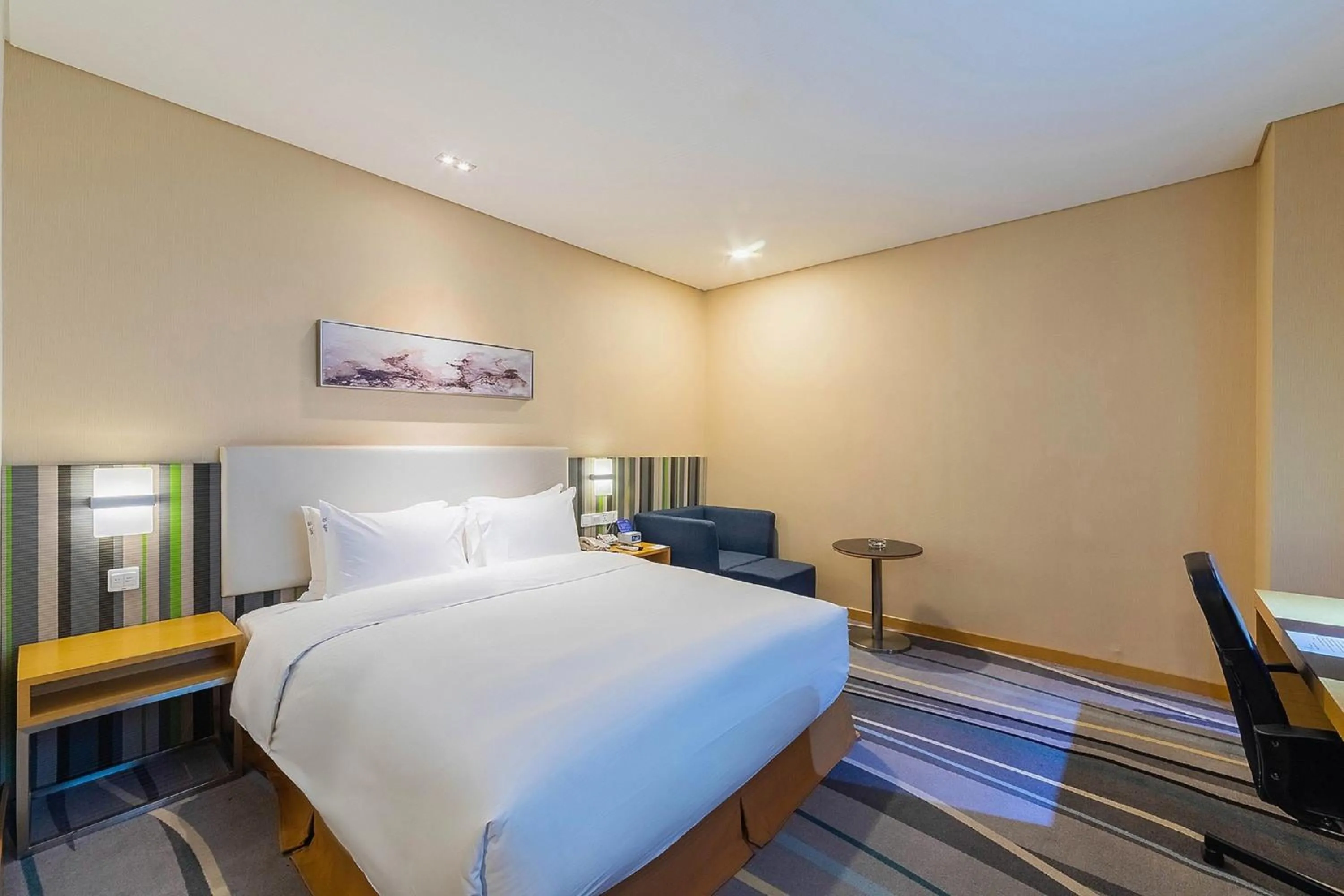 Photo of the whole room, Bed in Holiday Inn Express Baoji City Centre by IHG