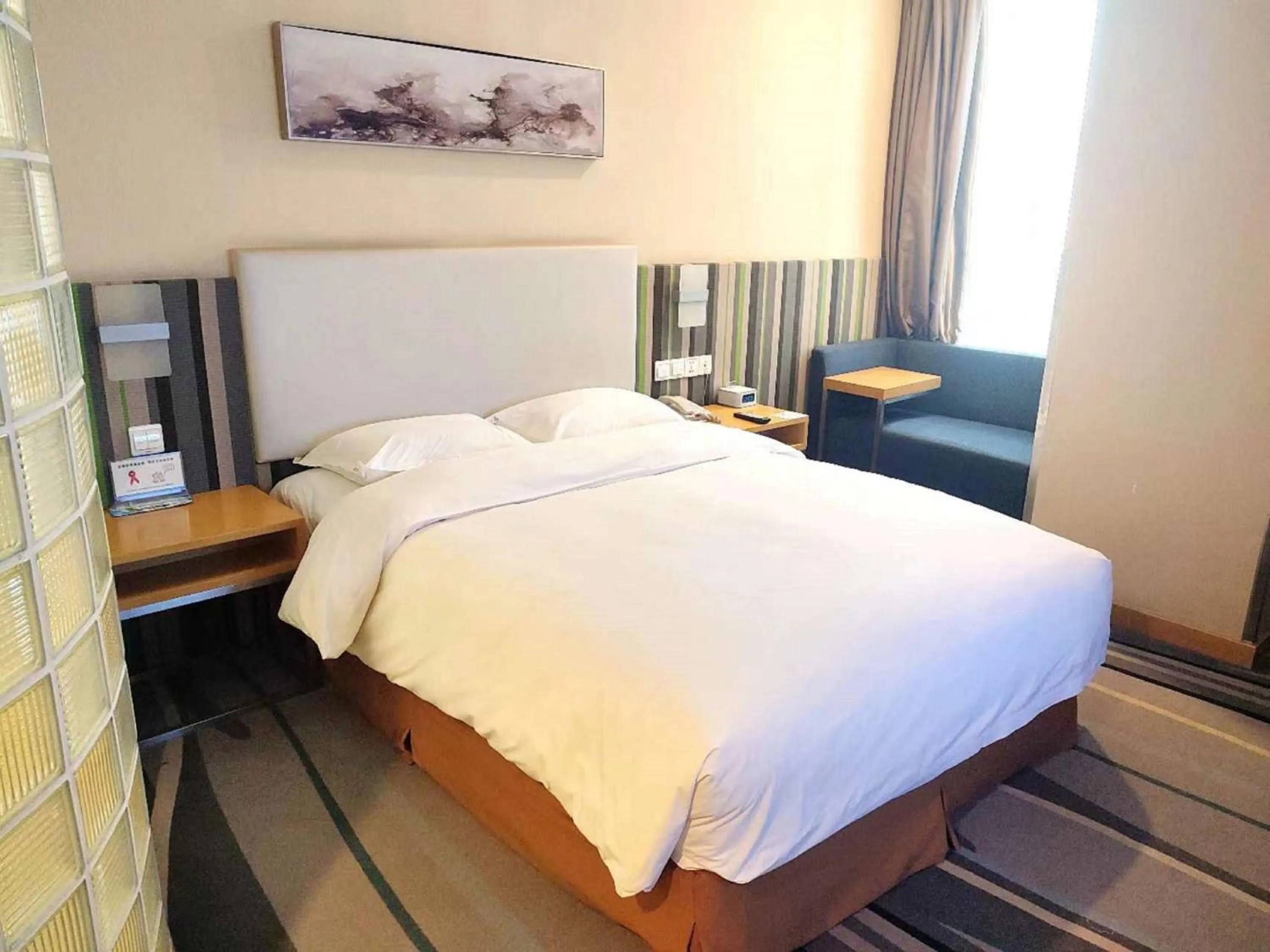 Photo of the whole room, Bed in Holiday Inn Express Baoji City Centre by IHG
