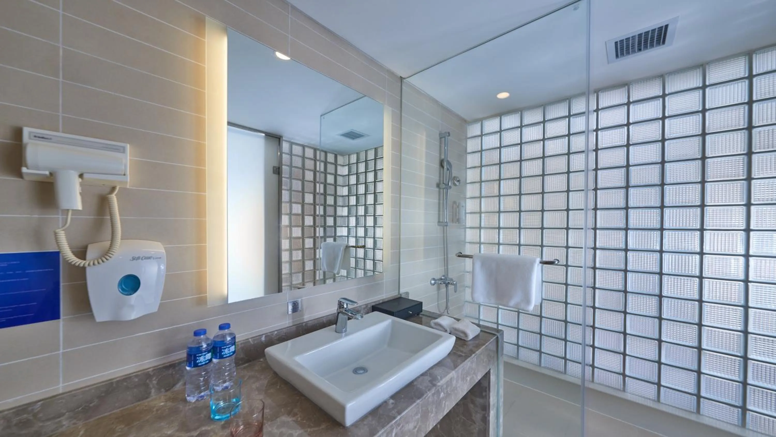 Bathroom in Holiday Inn Express Baoji City Centre by IHG
