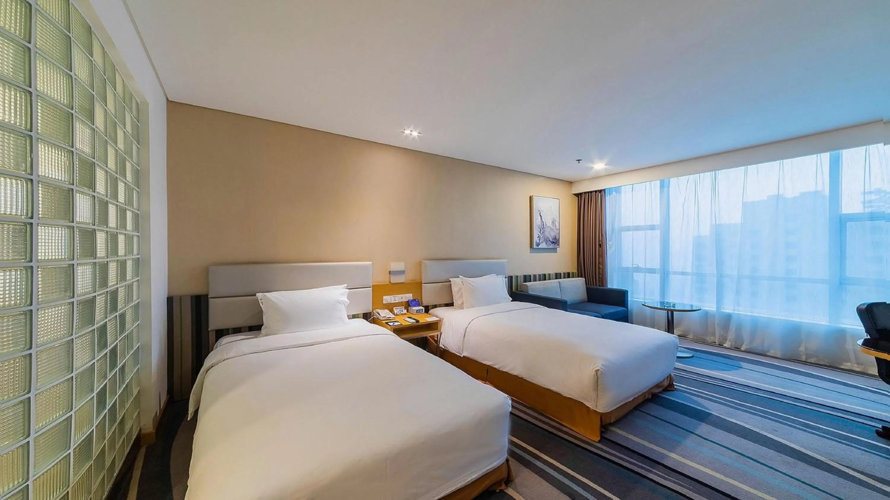 Photo of the whole room, Bed in Holiday Inn Express Baoji City Centre by IHG