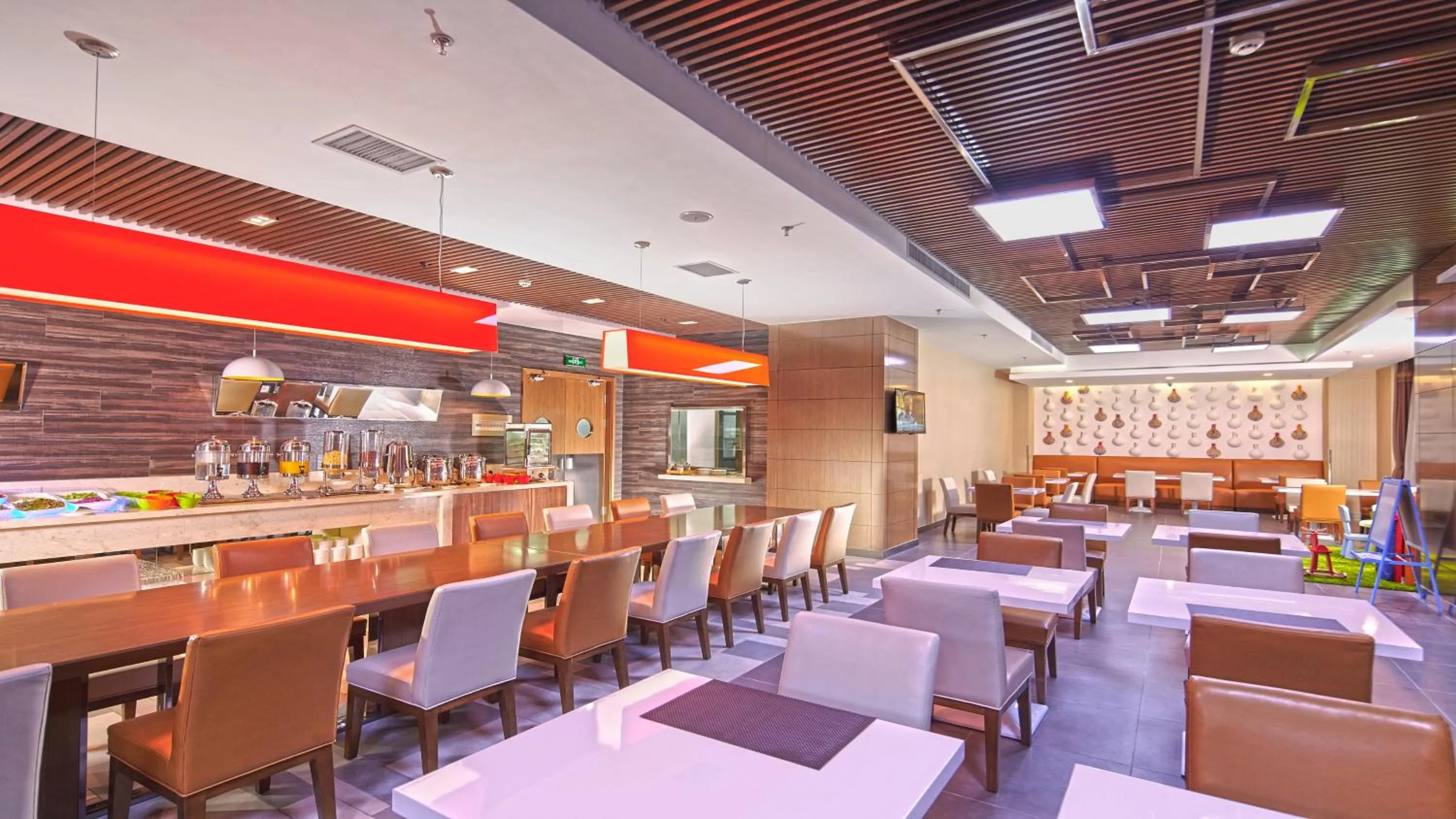 Restaurant/places to eat in Holiday Inn Express Baoji City Centre by IHG