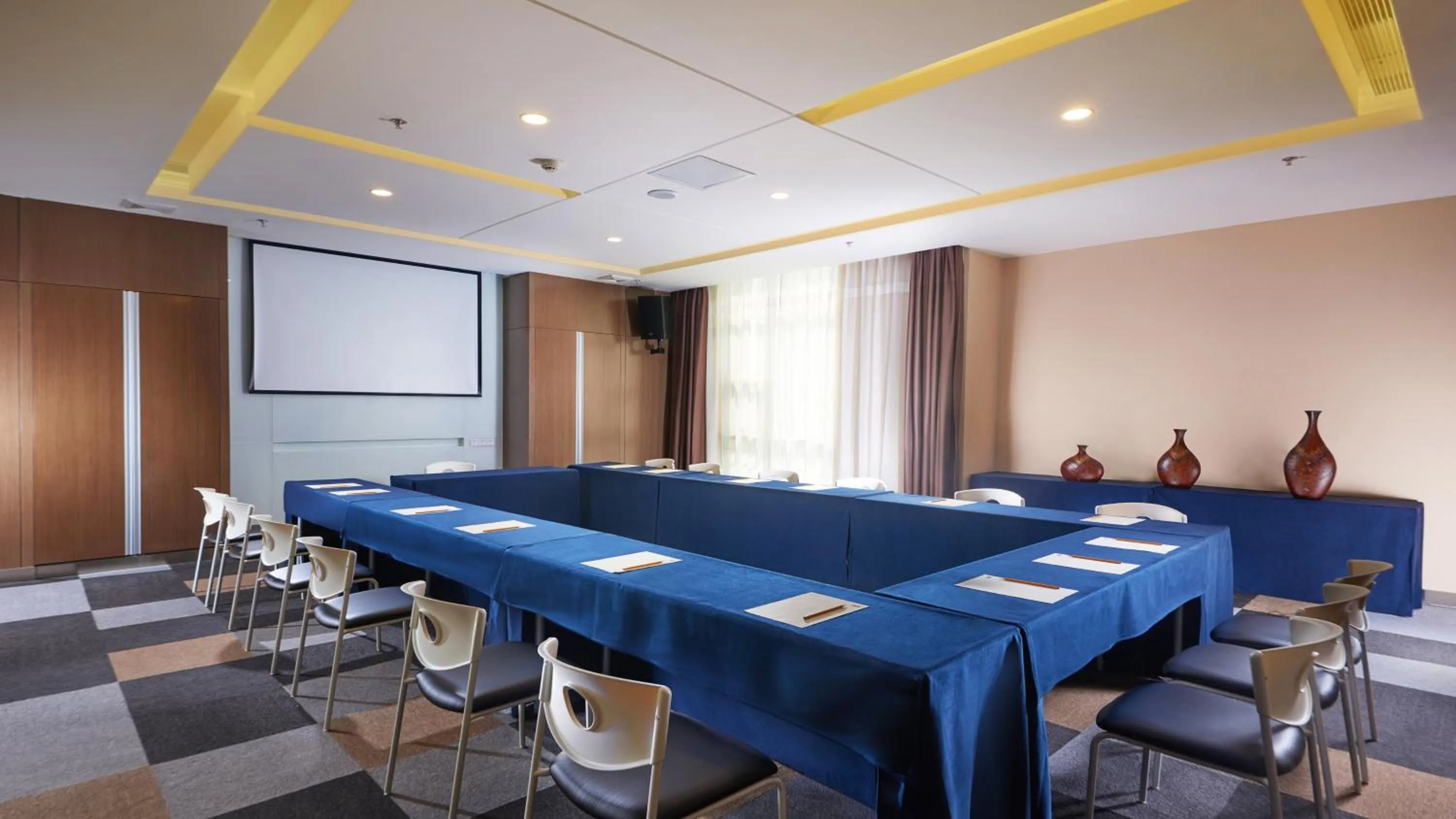 Meeting/conference room in Holiday Inn Express Baoji City Centre by IHG