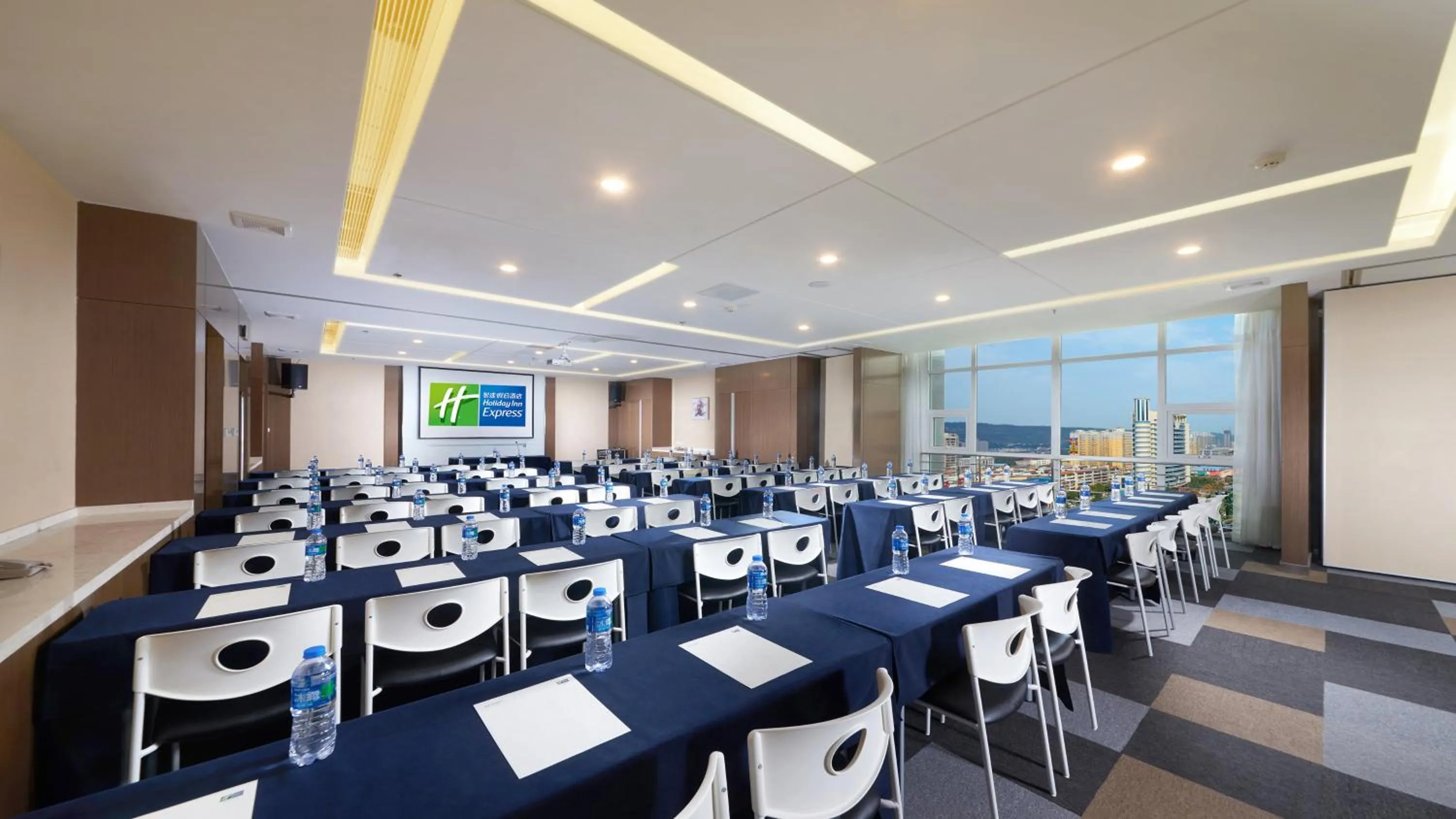 Meeting/conference room in Holiday Inn Express Baoji City Centre by IHG