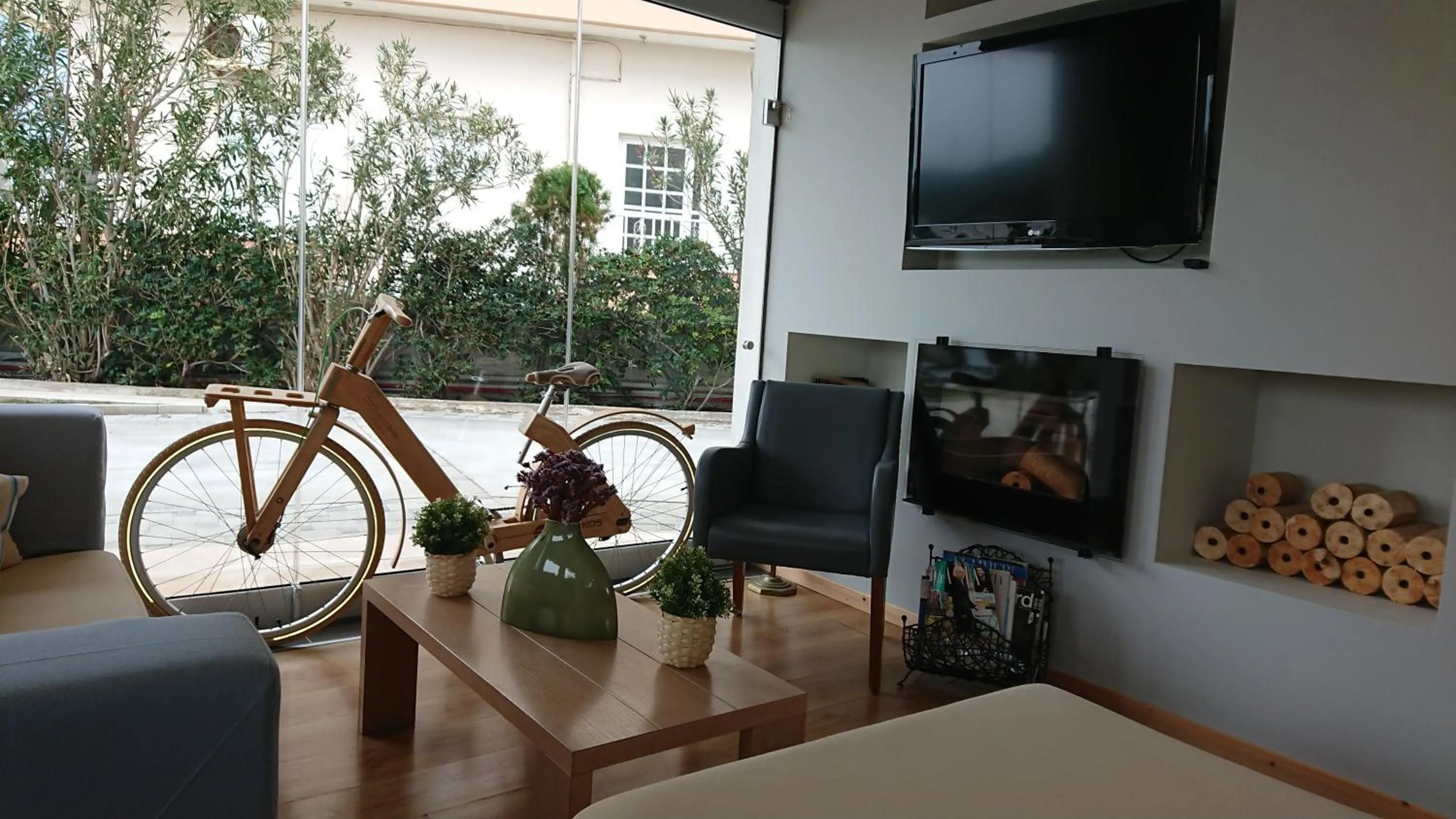 Communal lounge/ TV room in Diolkos Studios