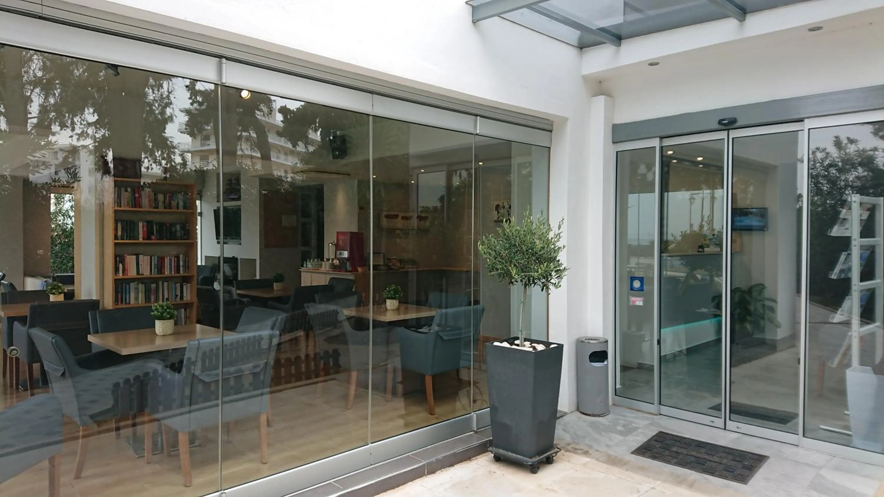 Facade/entrance in Diolkos Studios