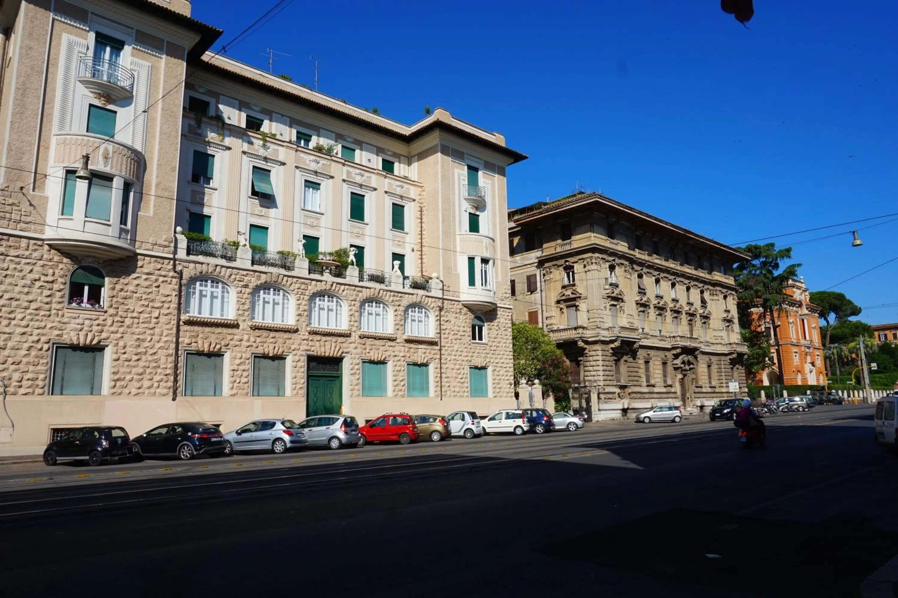 Neighbourhood in Green Hotel