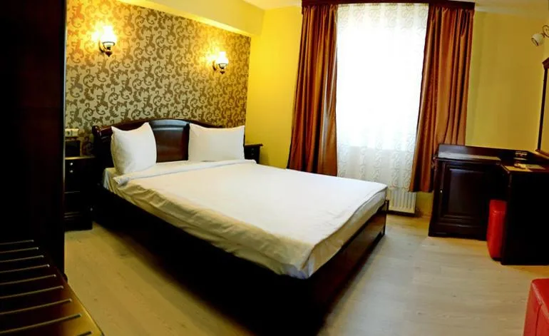 Bed in Pensiunea Junior