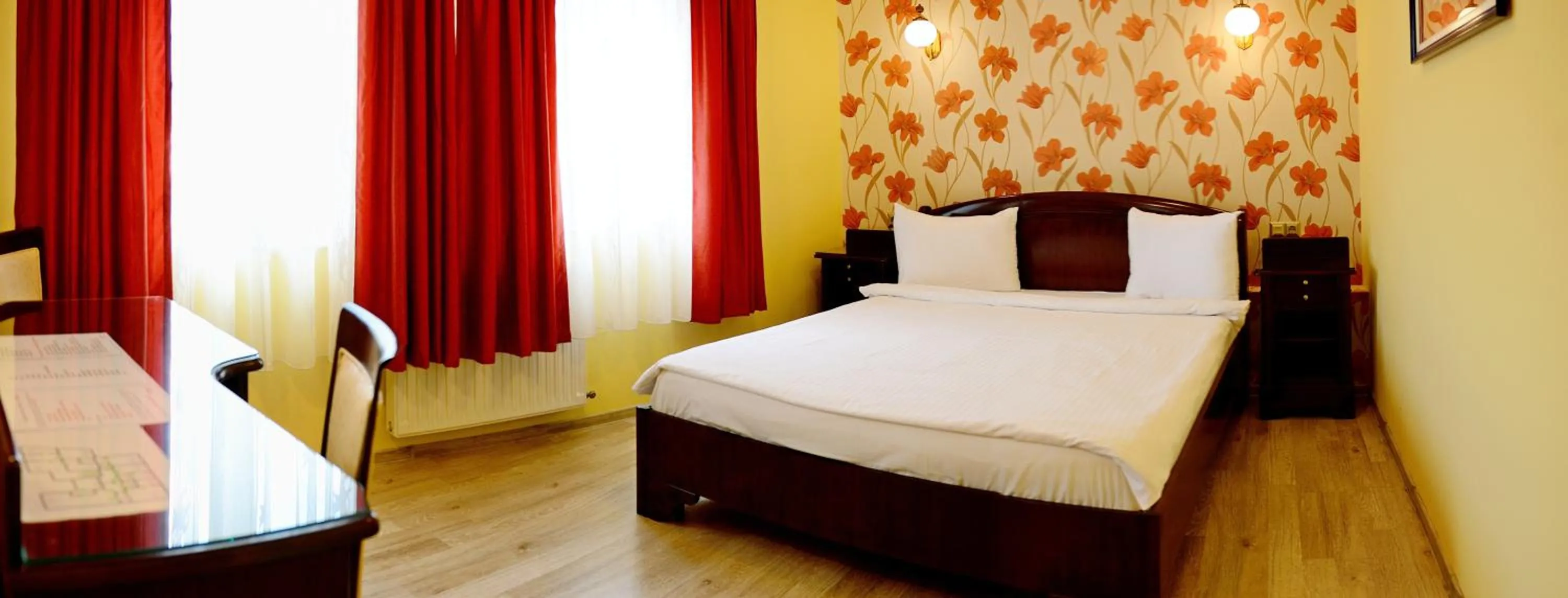 Bed in Pensiunea Junior