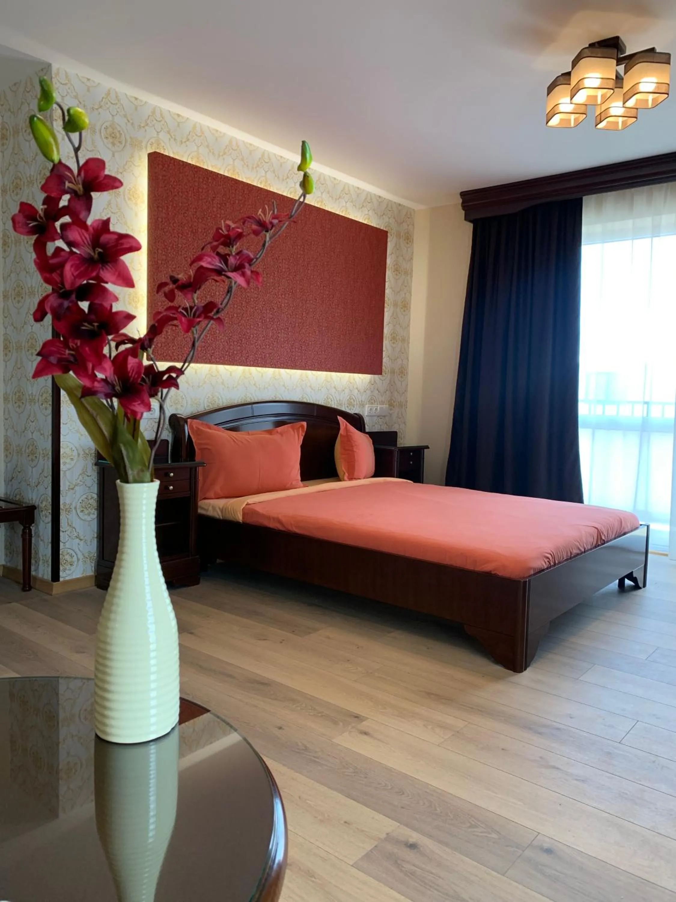 Bed in Pensiunea Junior