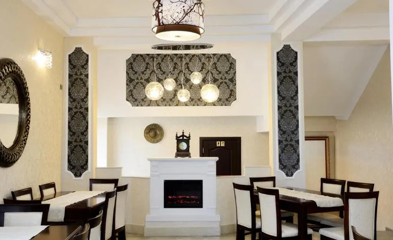 Restaurant/places to eat in Pensiunea Junior