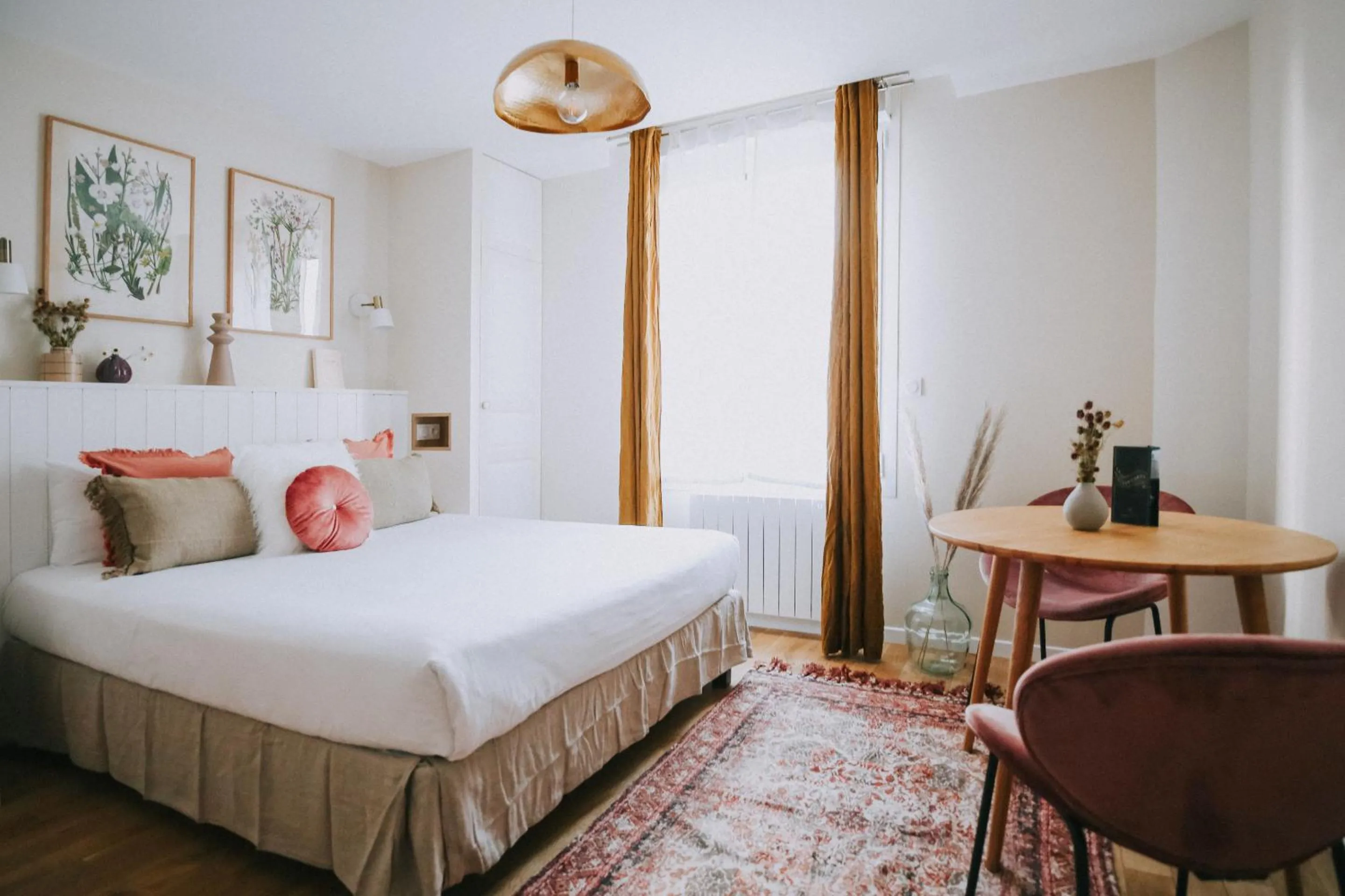 Bedroom, Bed in Apparts' Rennes BnB Solferino