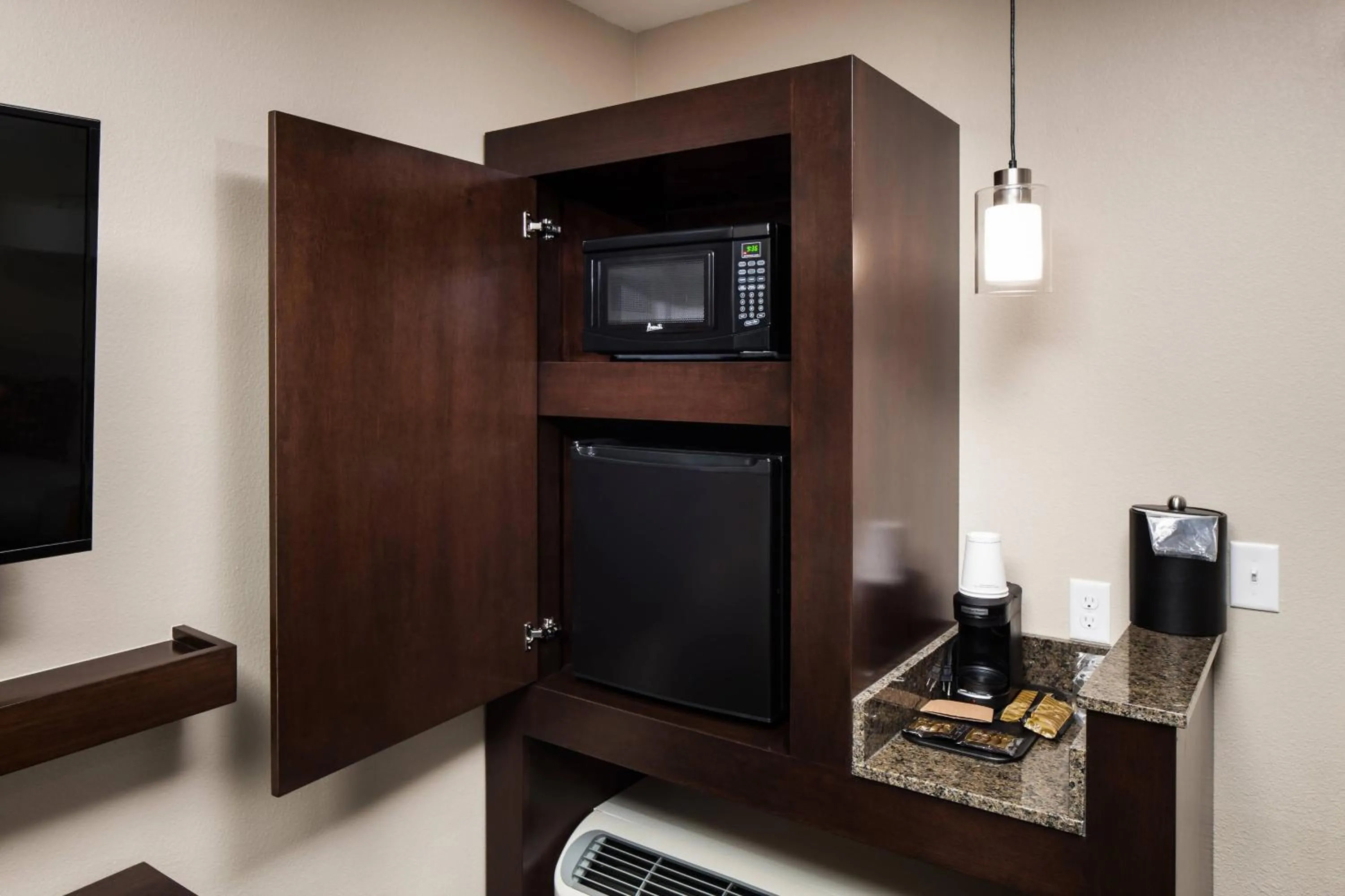 Photo of the whole room in Courtyard Houston I-10 West/Park Row