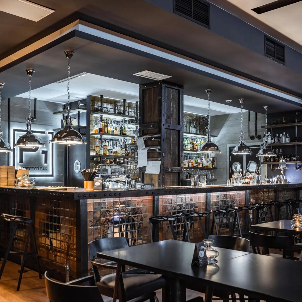 Restaurant/places to eat in M1 Club Hotel