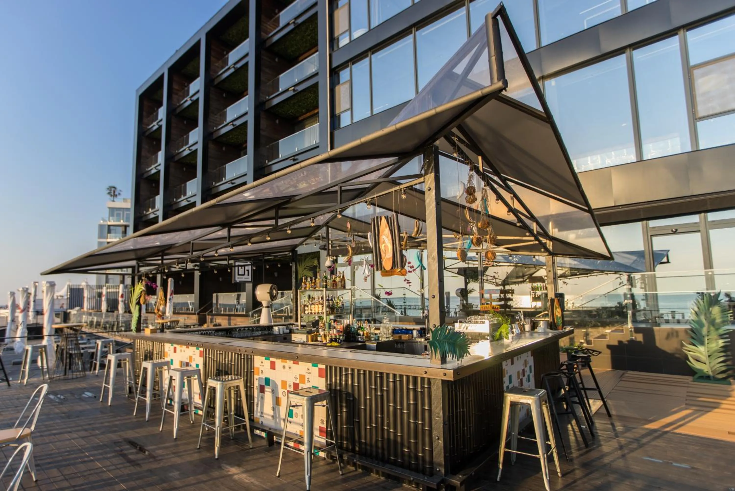 Restaurant/places to eat in M1 Club Hotel