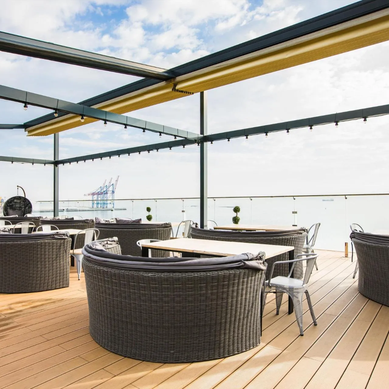 Restaurant/places to eat in M1 Club Hotel