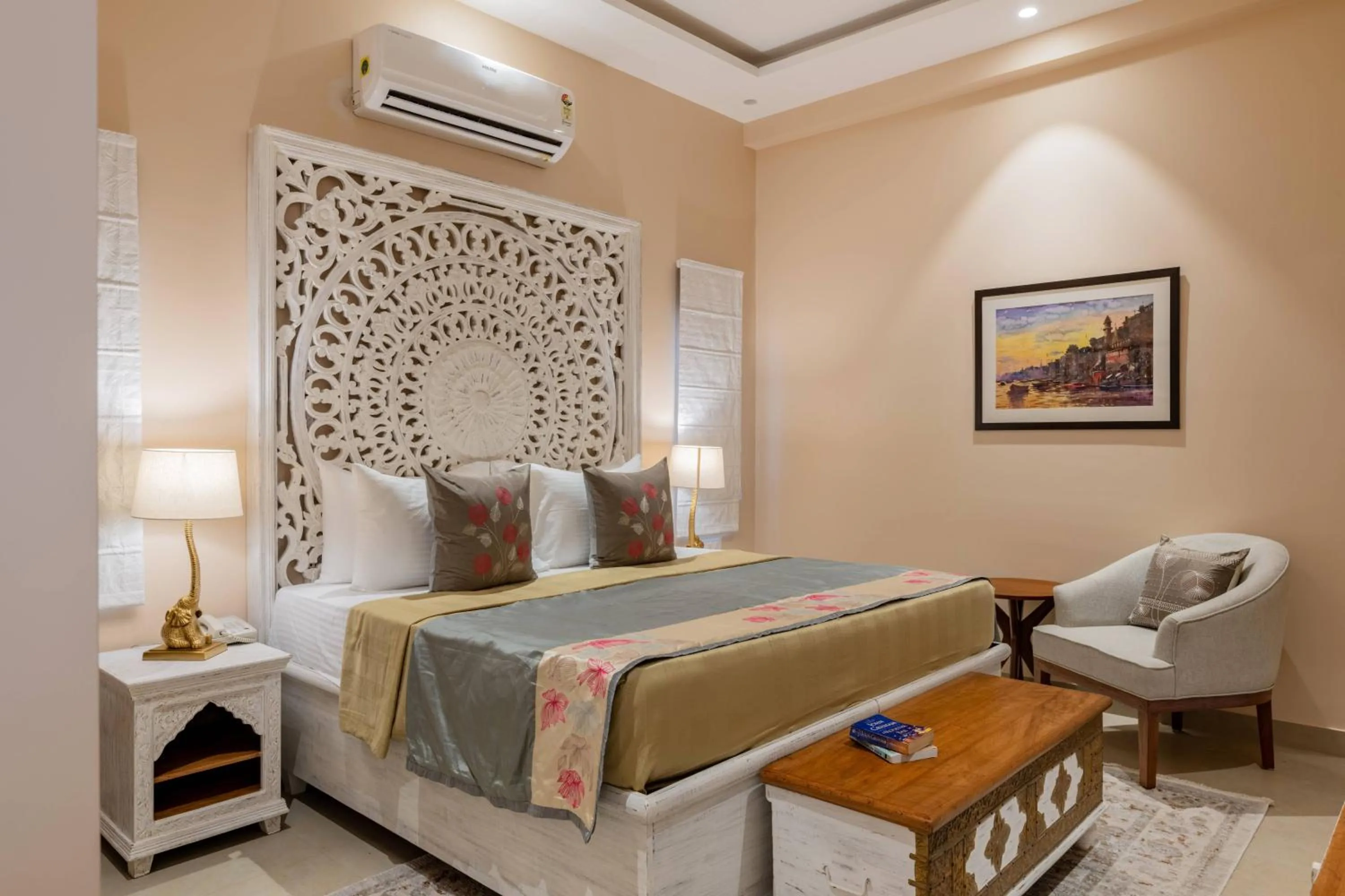 Bed in juSTa Luxe Kashi Parampara, Varanasi