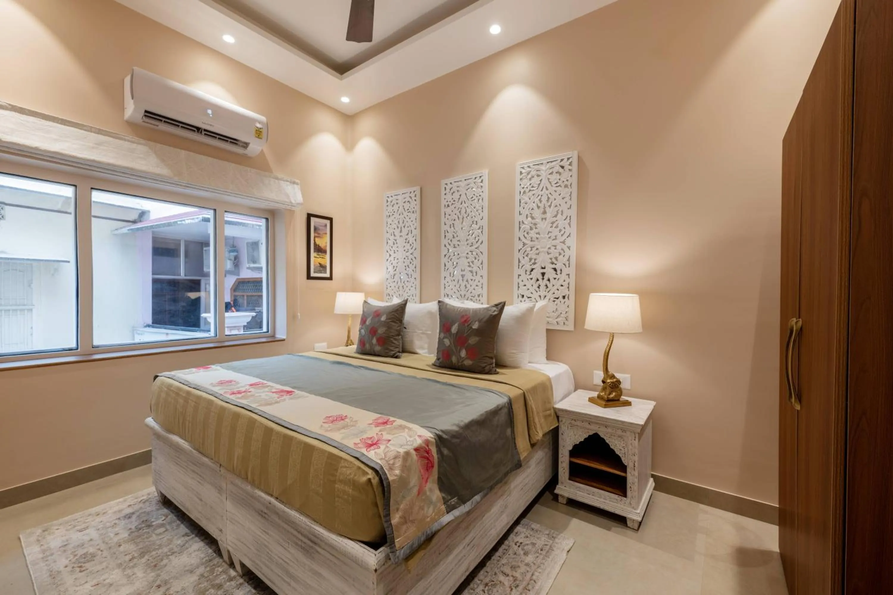 Bed in juSTa Luxe Kashi Parampara, Varanasi