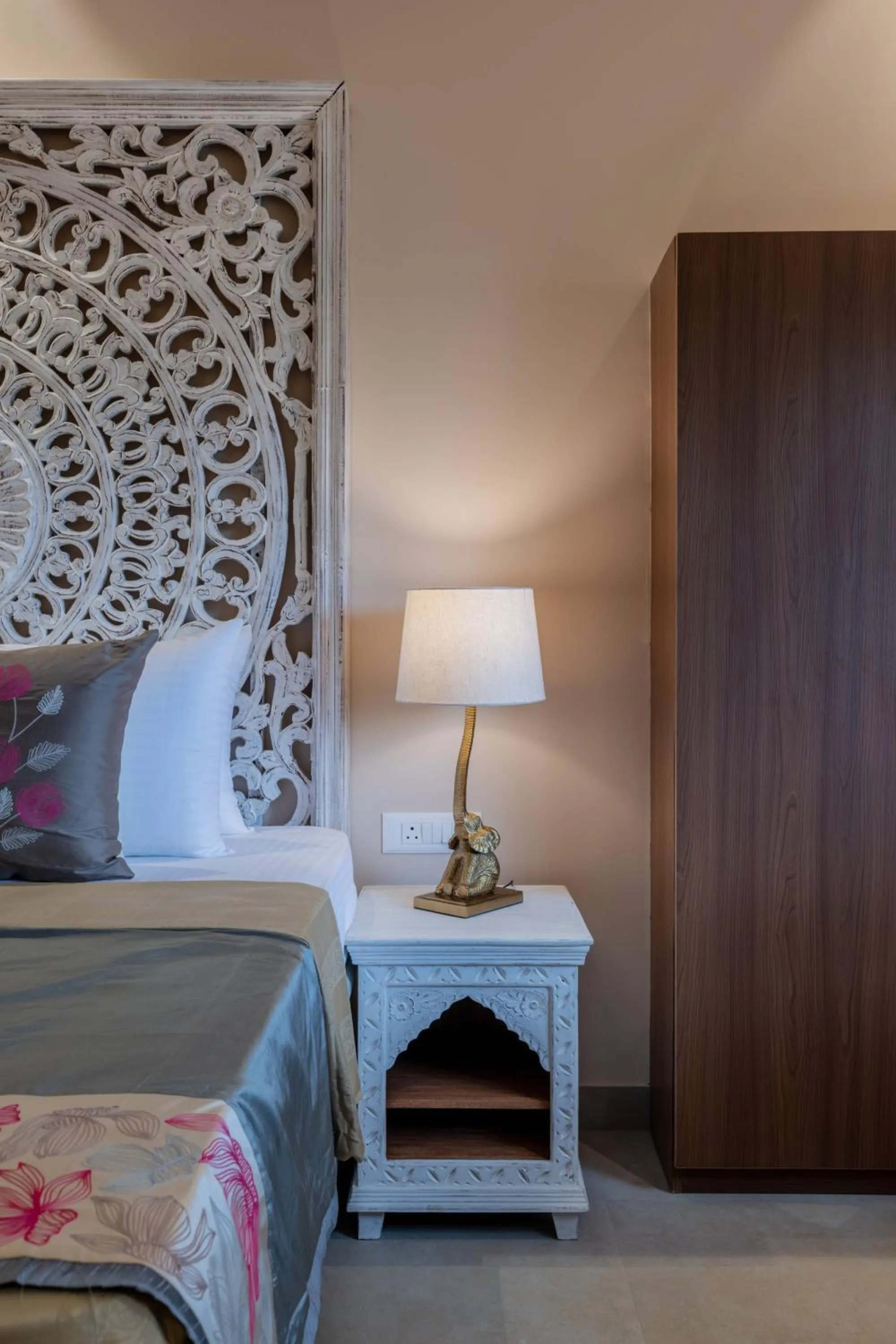 Bed in juSTa Luxe Kashi Parampara, Varanasi