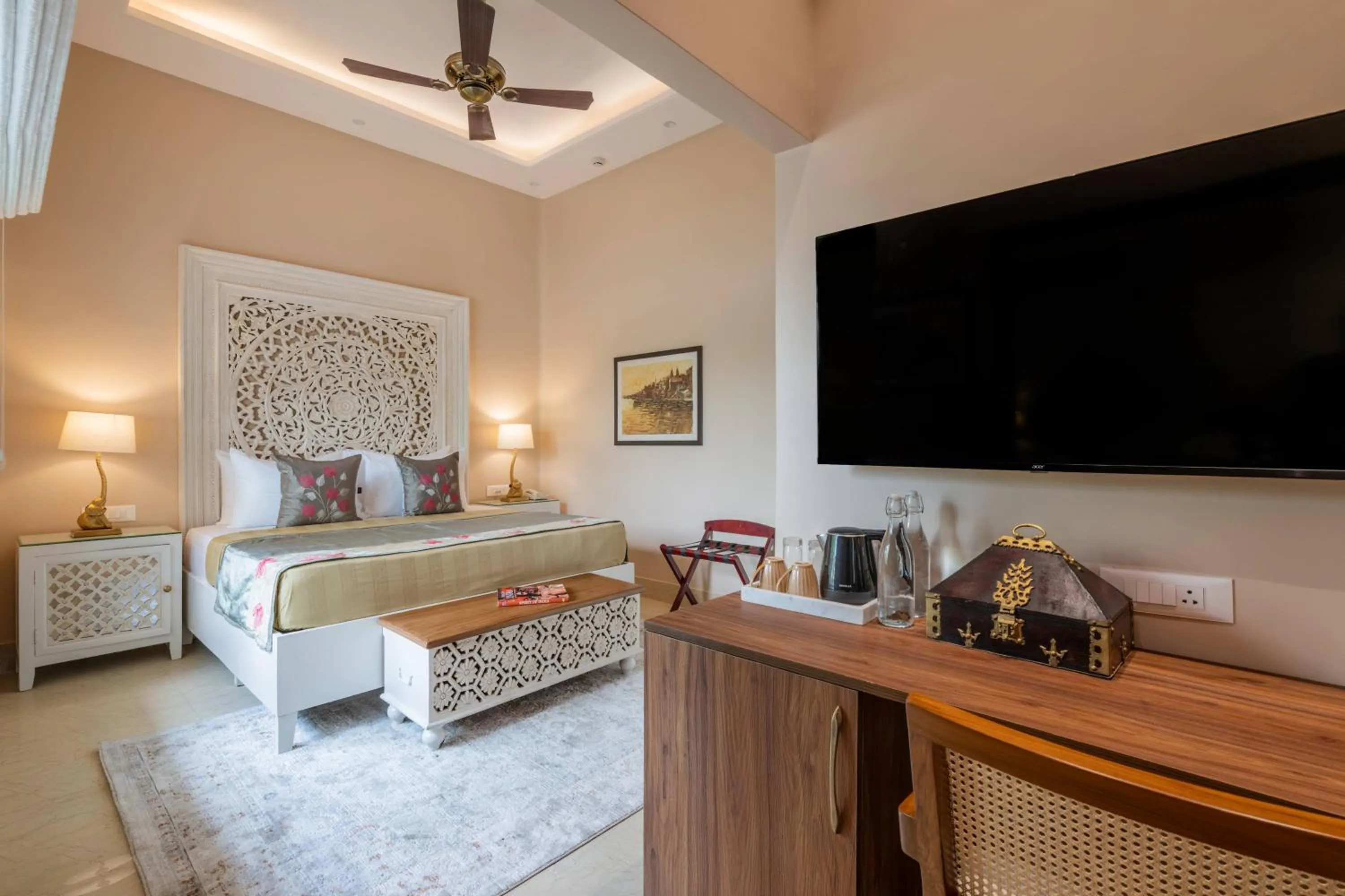 Bed in juSTa Luxe Kashi Parampara, Varanasi