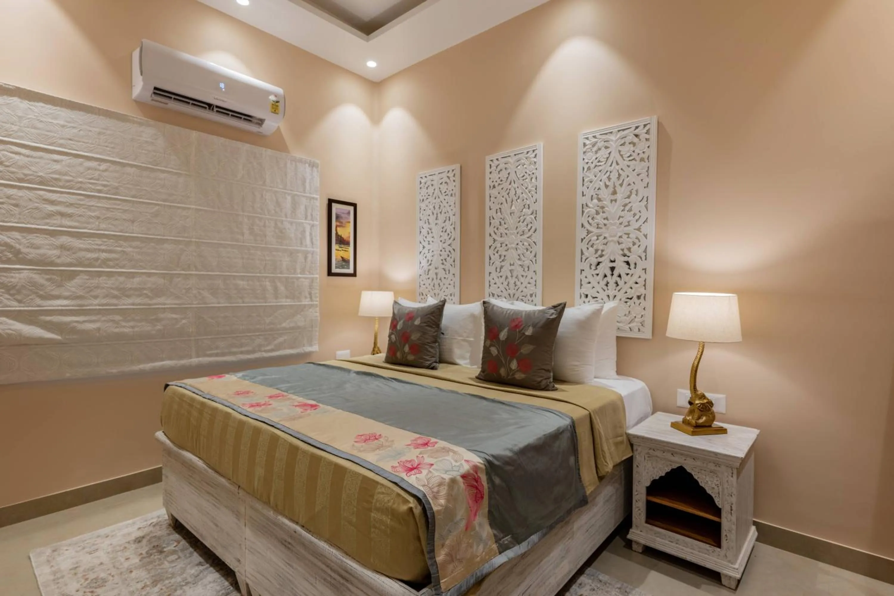Bed in juSTa Luxe Kashi Parampara, Varanasi