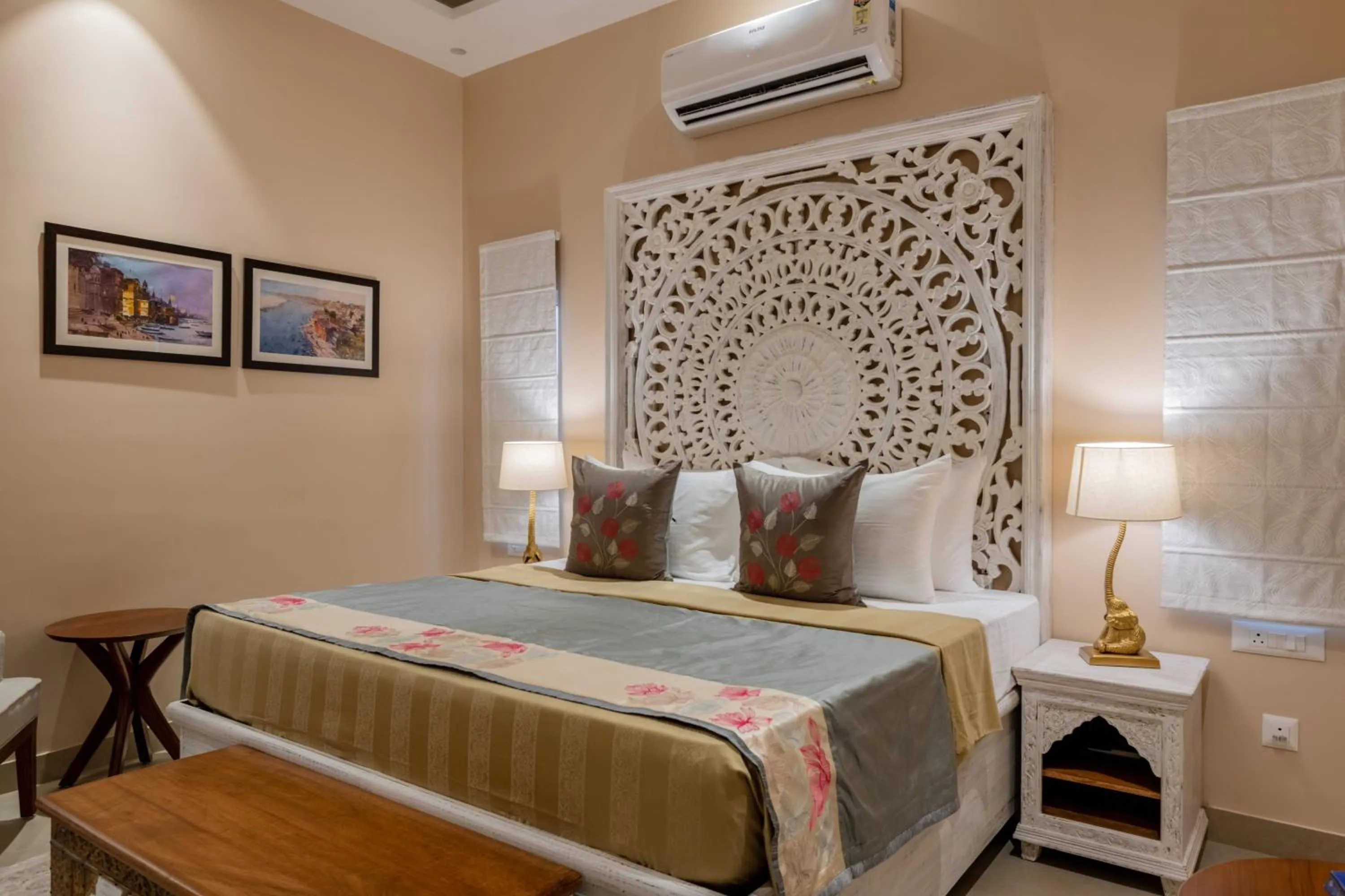 Bed in juSTa Luxe Kashi Parampara, Varanasi