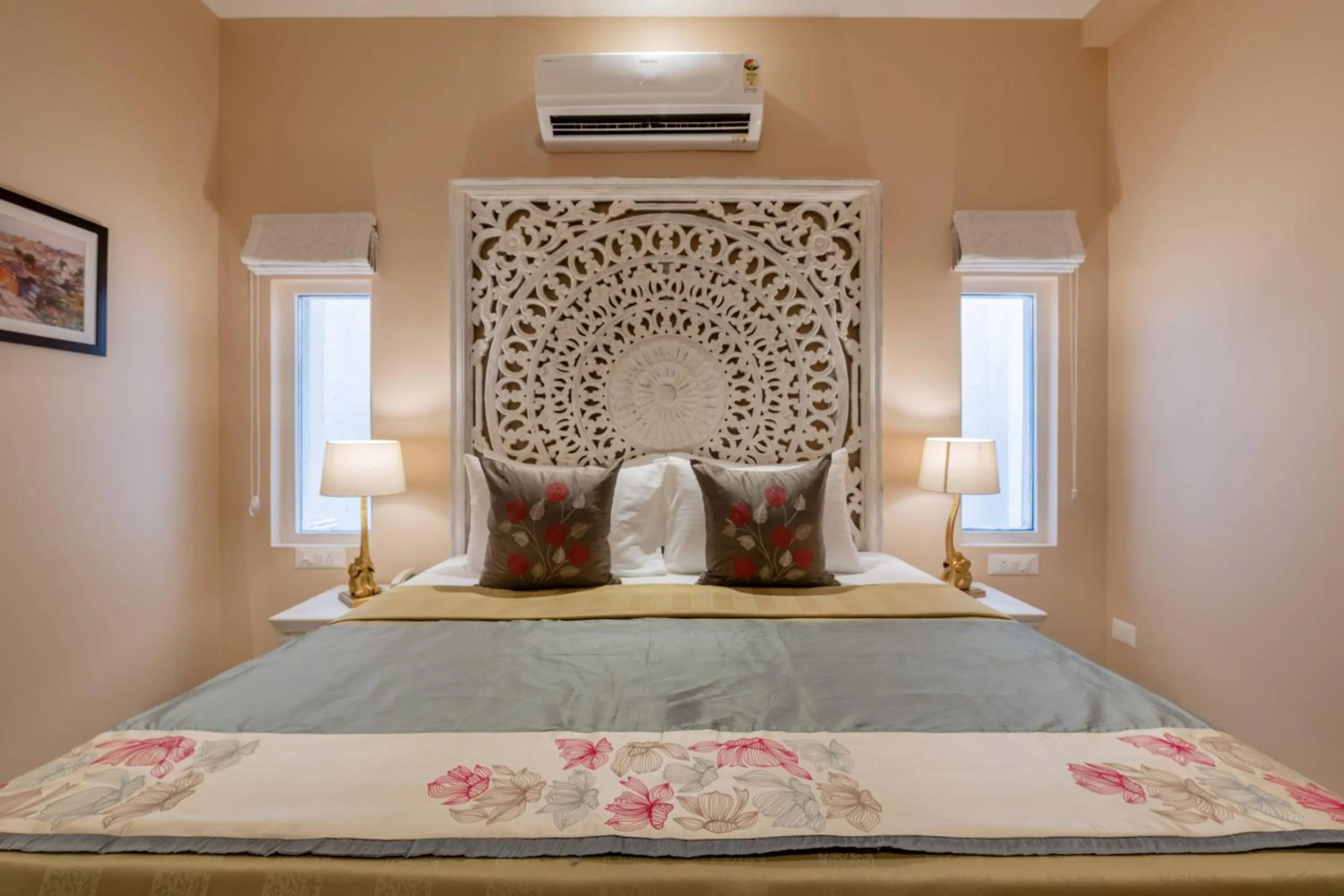 Bed in juSTa Luxe Kashi Parampara, Varanasi